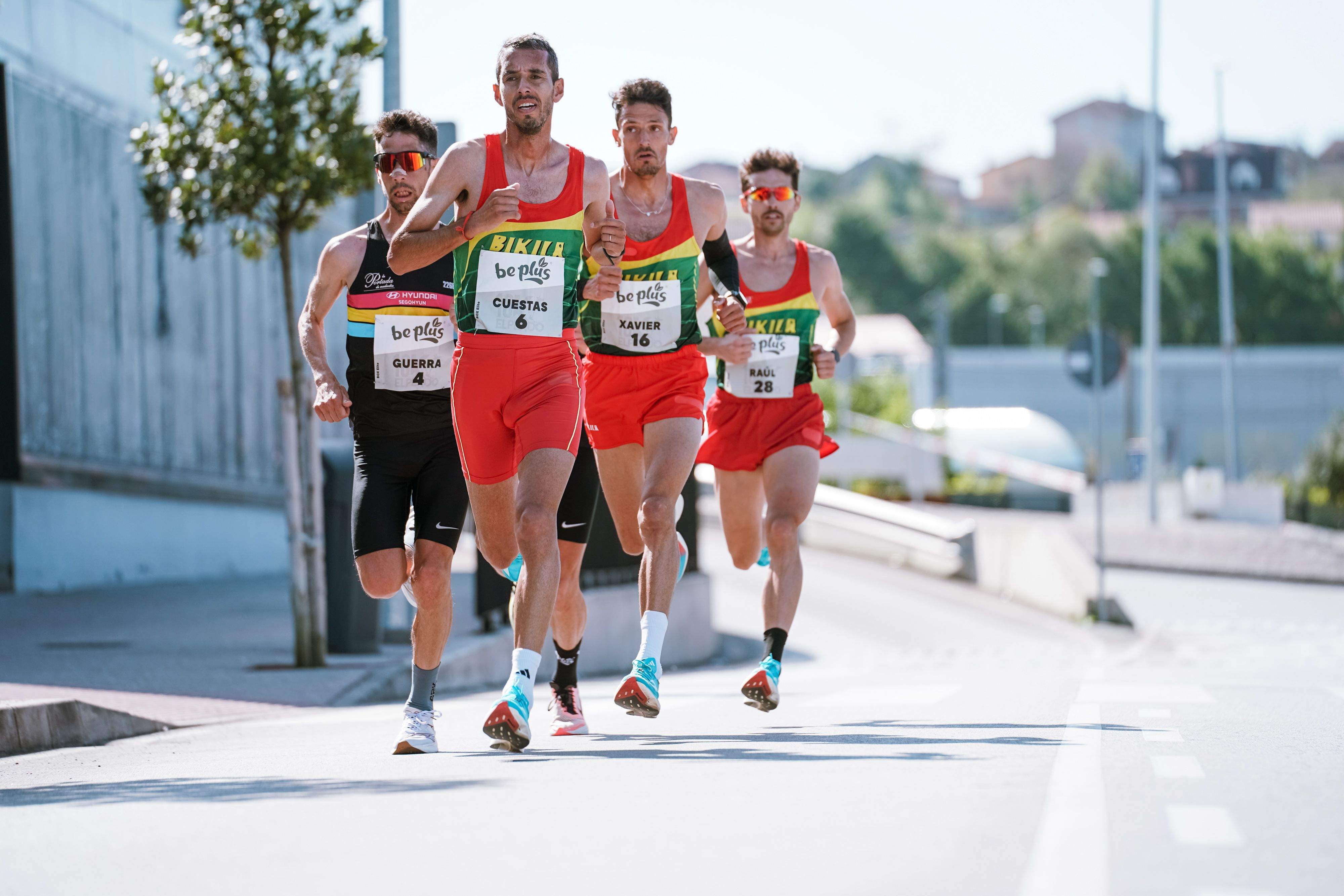 Nicolás Cuestas liderando grupo en el 10K El Pendo. JUAN FERNÁNDEZ