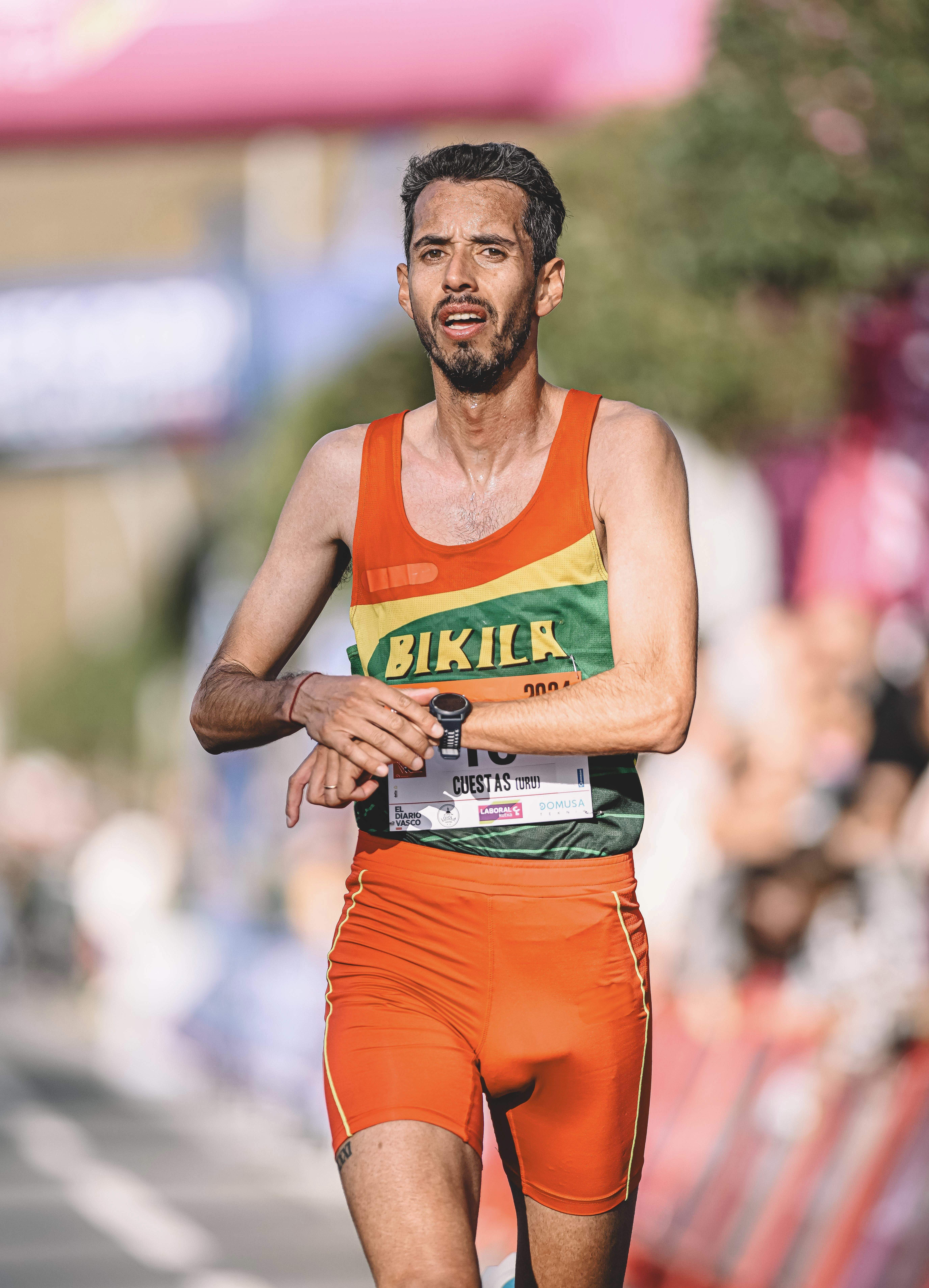 Nicolás Cuestas pica crono tras concluir la Media Maratón Azkoitia-Azpeitia. FÉLIX SÁNCHEZ