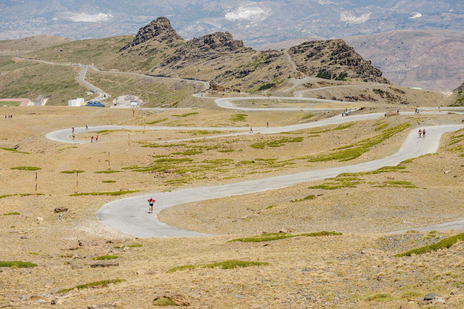 Que la Subida al Pico Veleta es dura, sí, pero tampoco podemos negar que nos regala unos paisajes por los que merece la pena un buen dolor de cuádriceps. LASTLAP