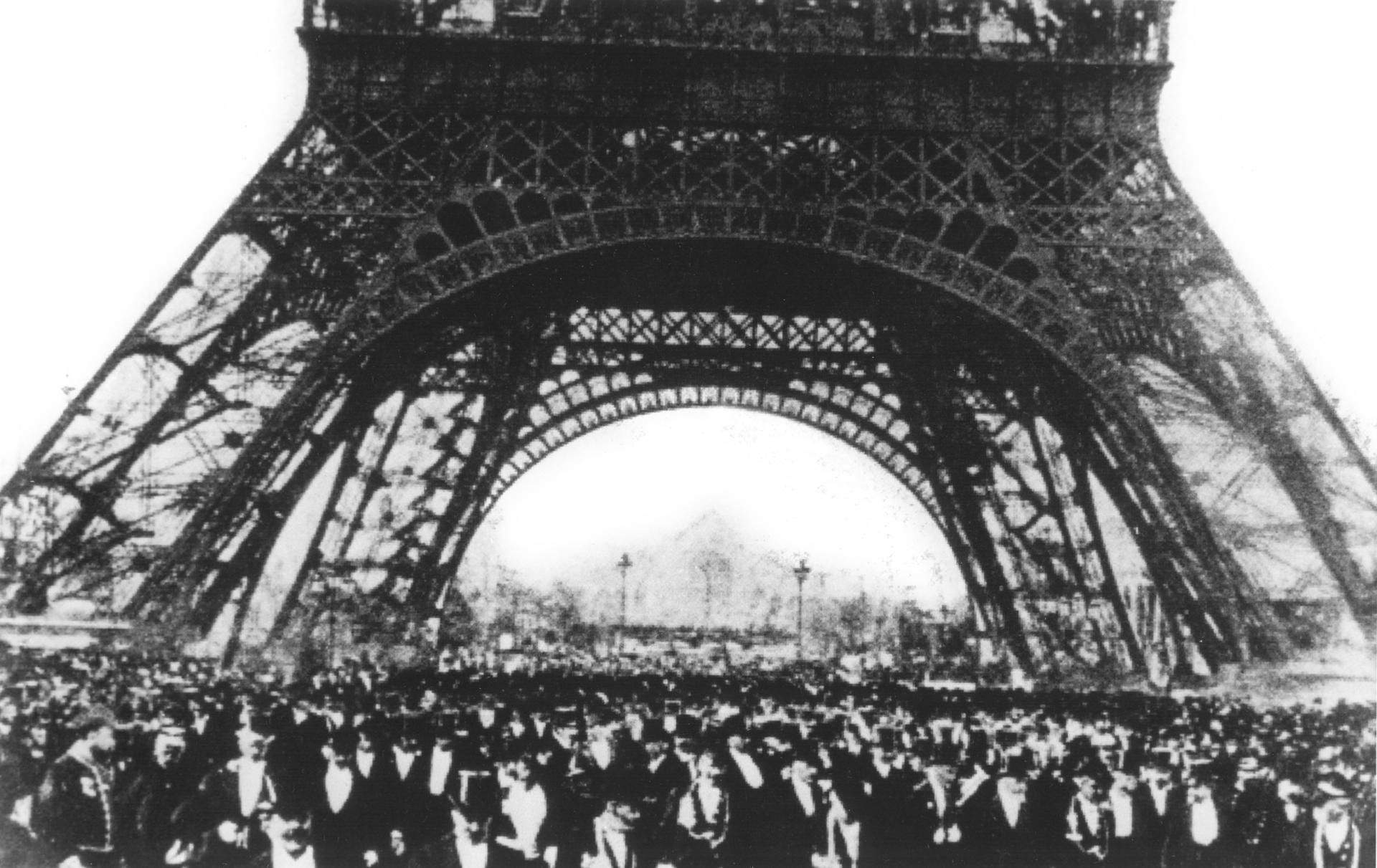 Juegos olímpicos de París 1900, edición que resultó un fracaso por la mala organización y la escasez de medios. En la foto, gente agolpada bajo la majestuosidad de la torre Eiffel, junto al campo de Marte, lugar donde se desarrollaron algunas competiciones. EFE. Juegos olímpicos de París 1900, edición que resultó un fracaso por la mala organización y la escasez de medios. En la foto, gente agolpada bajo la majestuosidad de la torre Eiffel, junto al campo de Marte, lugar donde se desarrollaron algunas competiciones. EFE.