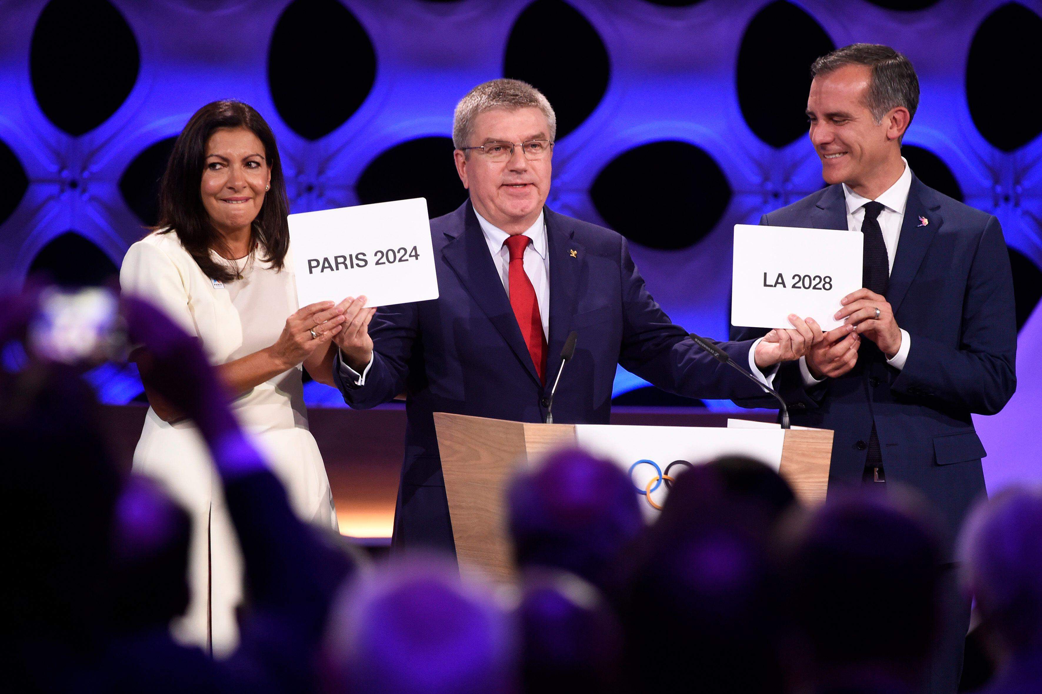 De izquierda a derecha, Anne Hidalgo (alcaldesa de París), Thomas Bach (presidente del COI) y Eric Garcetti (alcalde de Los Ángeles hasta 2022). ALAMY