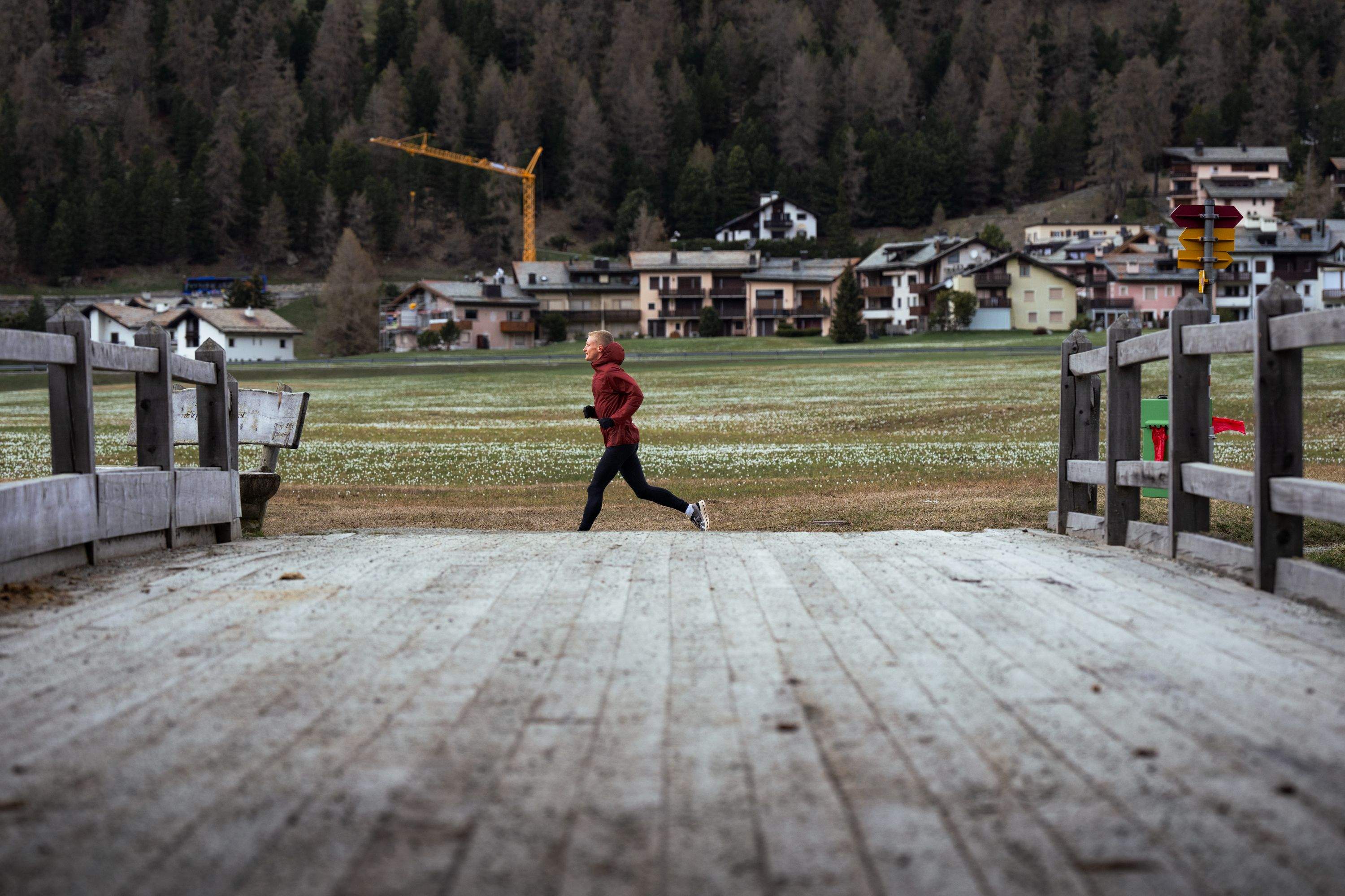 Un atleta del OAC Europa entrena en el entorno de Sankt Morizt (Suiza). LOGAN SWNEY. Un atleta del OAC Europa entrena en el entorno de Sankt Morizt (Suiza). LOGAN SWNEY.