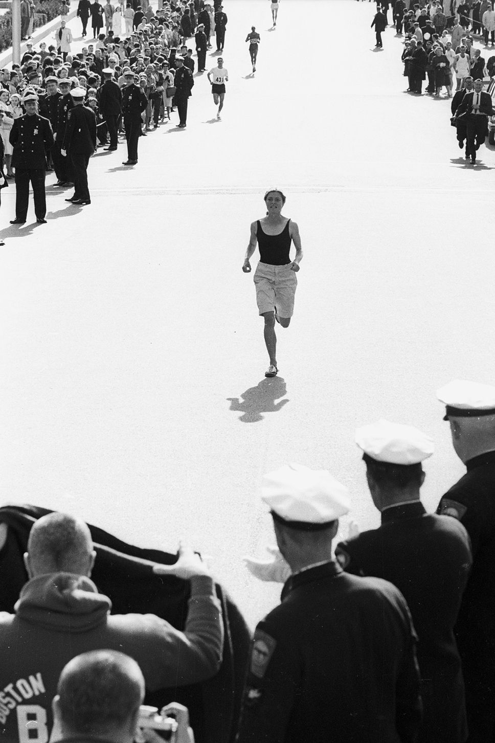 Aunque Kathrine Switzer haya gozado de mucha más fama, Bobbi Gibb ganó los maratones de Boston de los años 1966, 1967 y 1968. En 1967, cuando Switzer protagonizó una de las fotos más mediáticas de la historia del deporte, Gibb llegó a meta casi una hora antes que ella.