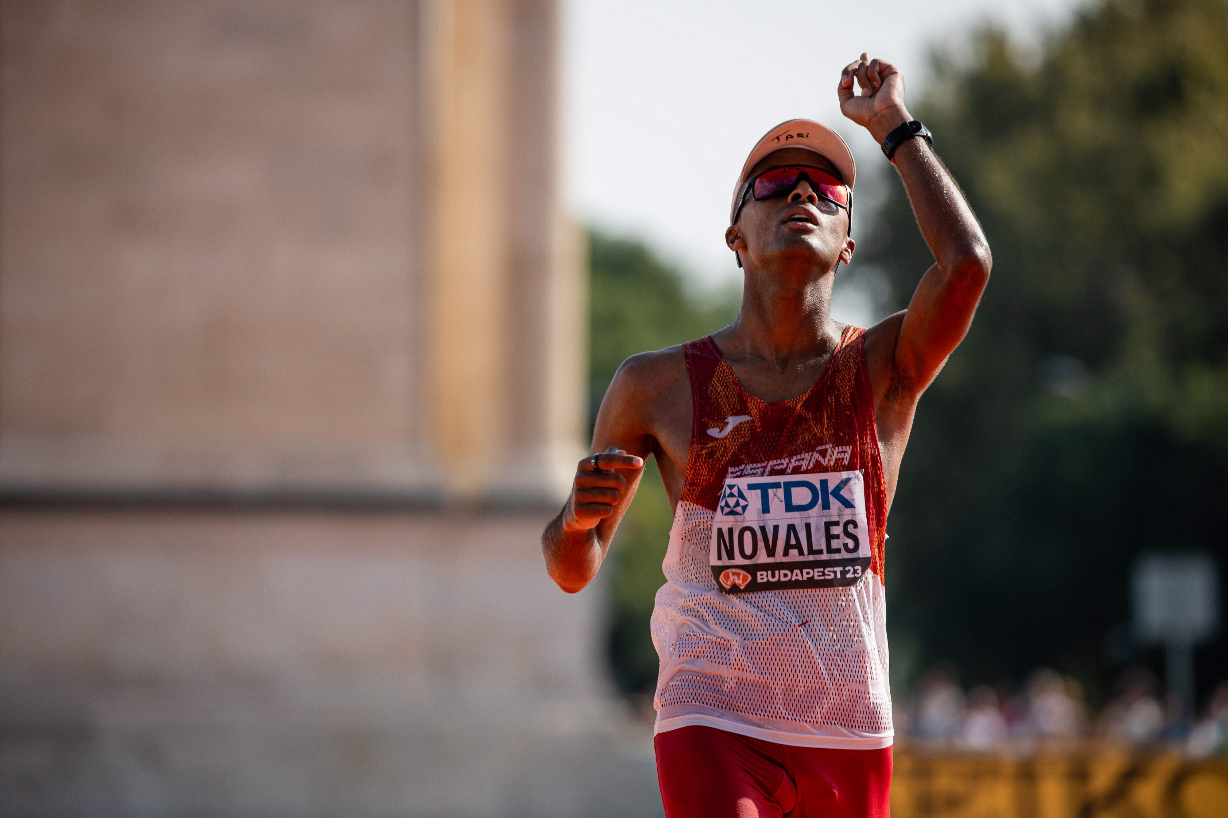 Tariku Novales dedicando su esfuerzo (20º, 2:12:39) en el Mundial de Budapest 2023 a Ángel y Carlos Basas. SPORTMEDIA Tariku Novales dedicando su esfuerzo (20º, 2:12:39) en el Mundial de Budapest 2023 a Ángel y Carlos Basas. SPORTMEDIA