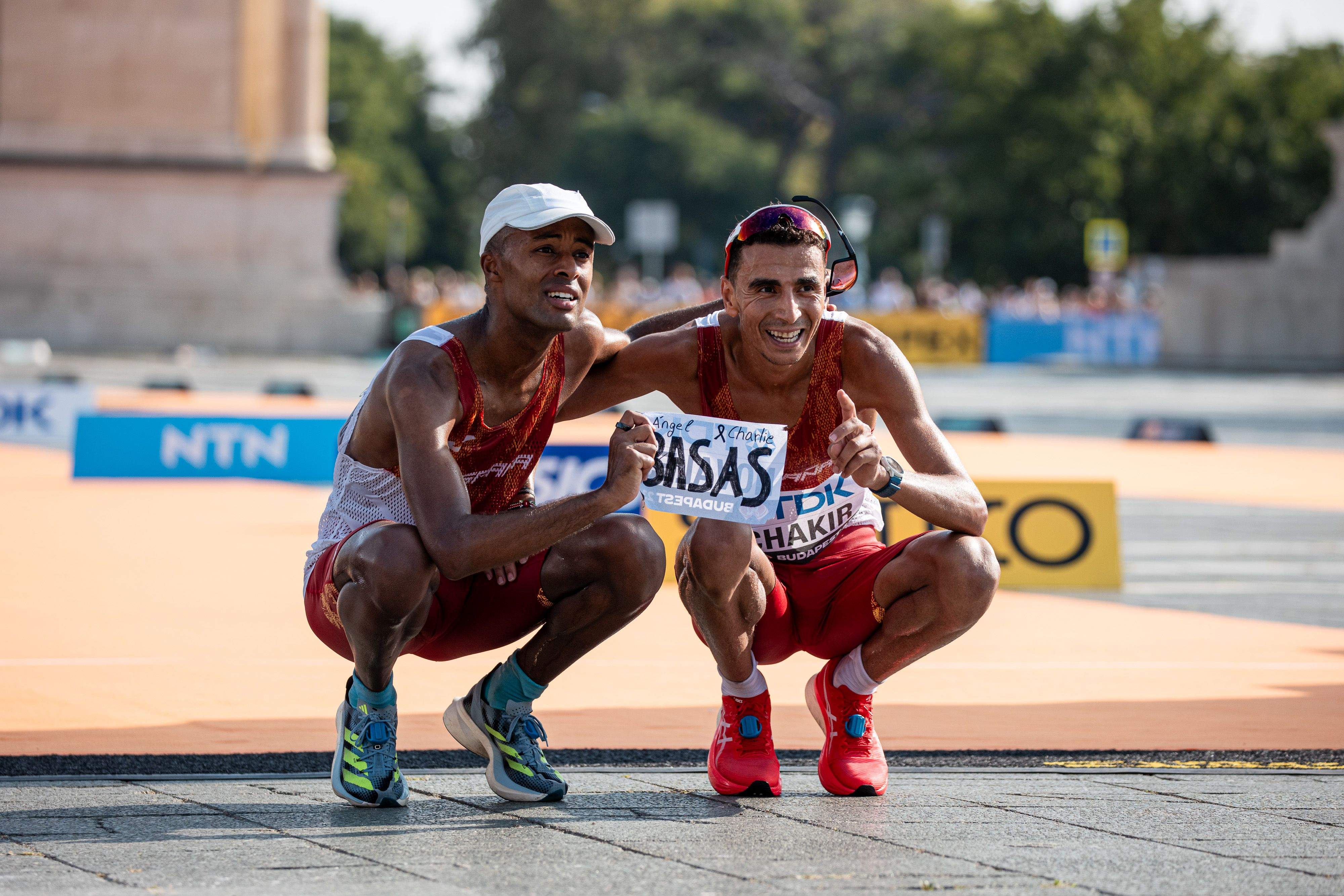 En la Plaza de los Héroes de Budapest, junto a Tariku Novales, tras finalizar el maratón del Mundial (23º, 2:13:44)  tributando homenaje a los fallecidos Ángel y Carlos Basas.