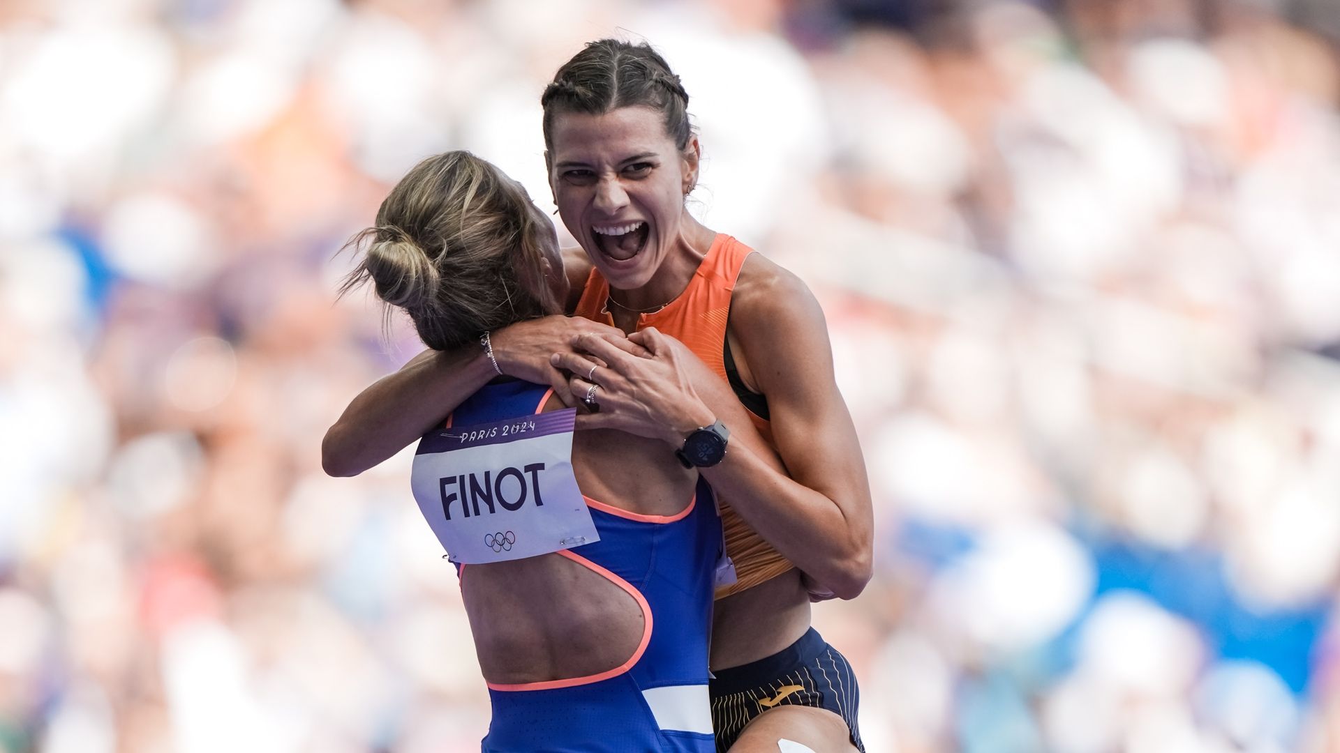 Irene Sánchez Escribano se abraza a la francesa Alice Finot tras pasar a la final de los Juegos Olímpicos de París. SPORTMEDIA. Irene Sánchez Escribano se abraza a la francesa Alice Finot tras pasar a la final de los Juegos Olímpicos de París. SPORTMEDIA.
