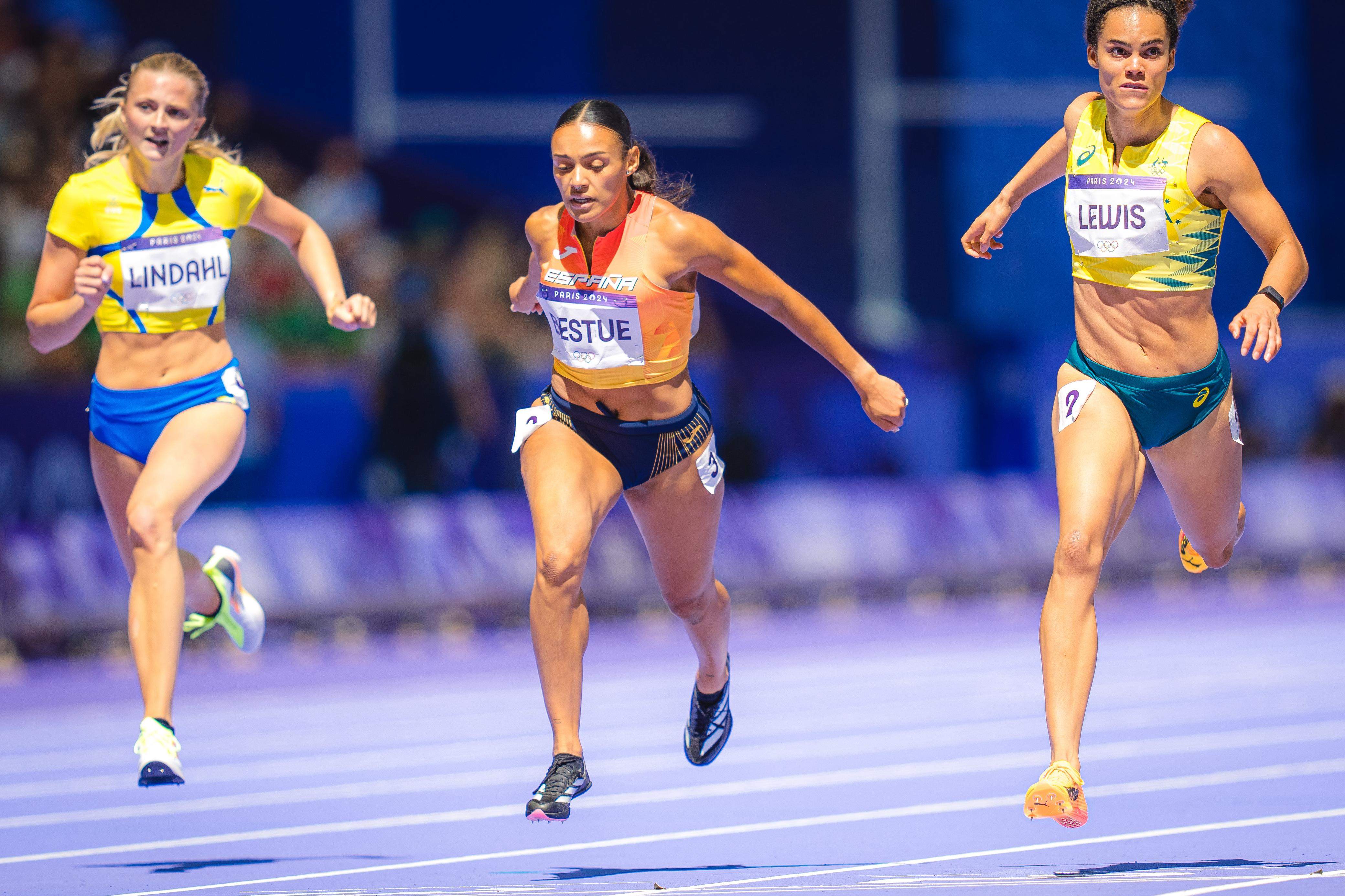 En su segunda presencia olímpica tras Tokio, Jaël-Sakura Bestué lo dio todo para estar en la semifinal de los 200 metros, pero no pudo pasar del segundo puesto en su serie de repesca. Foto: vsmphotoevents