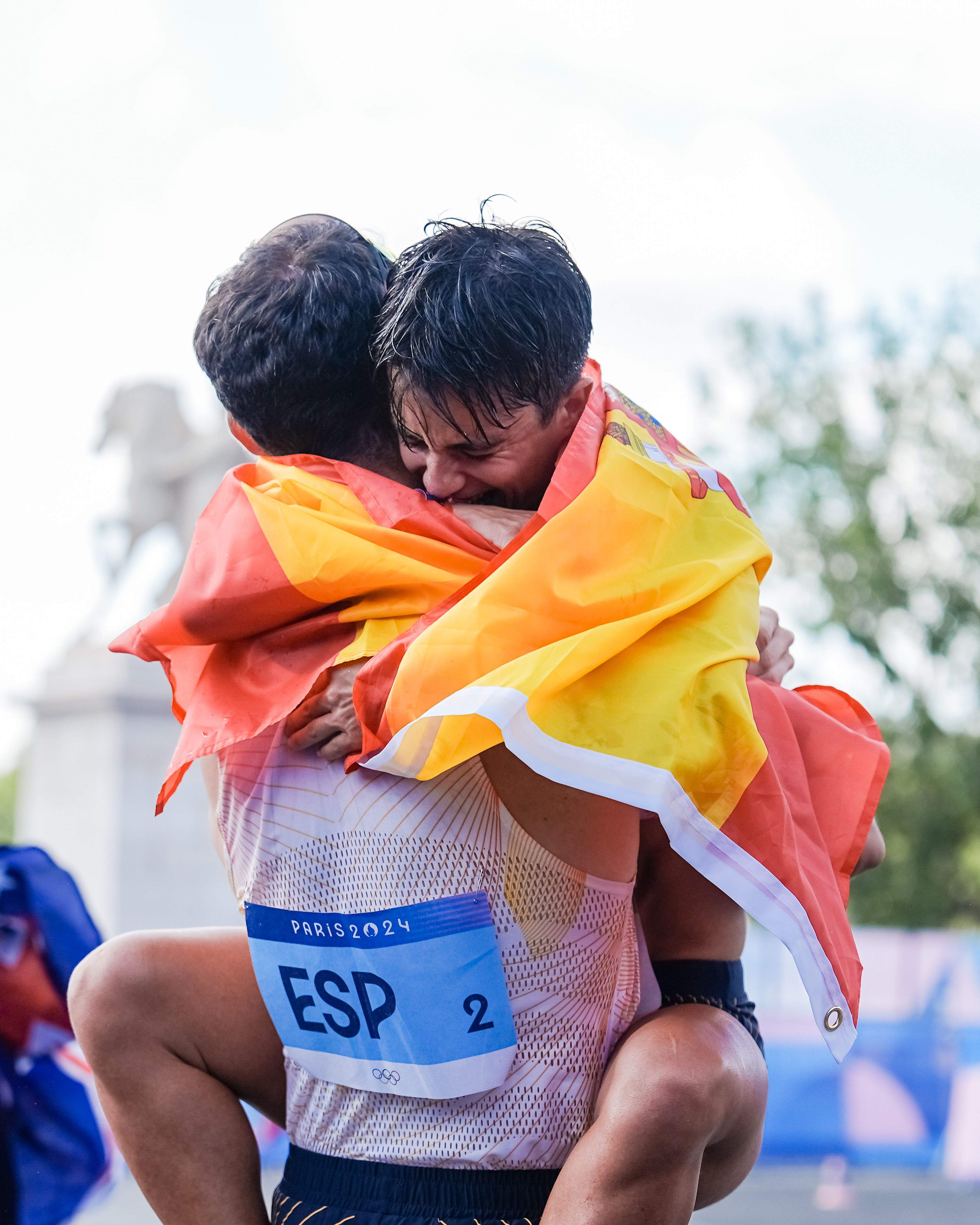 El abrazo en línea de meta de María Pérez y Álvaro Martín al proclamarse campeones olímpicos. SPORTMEDIA.