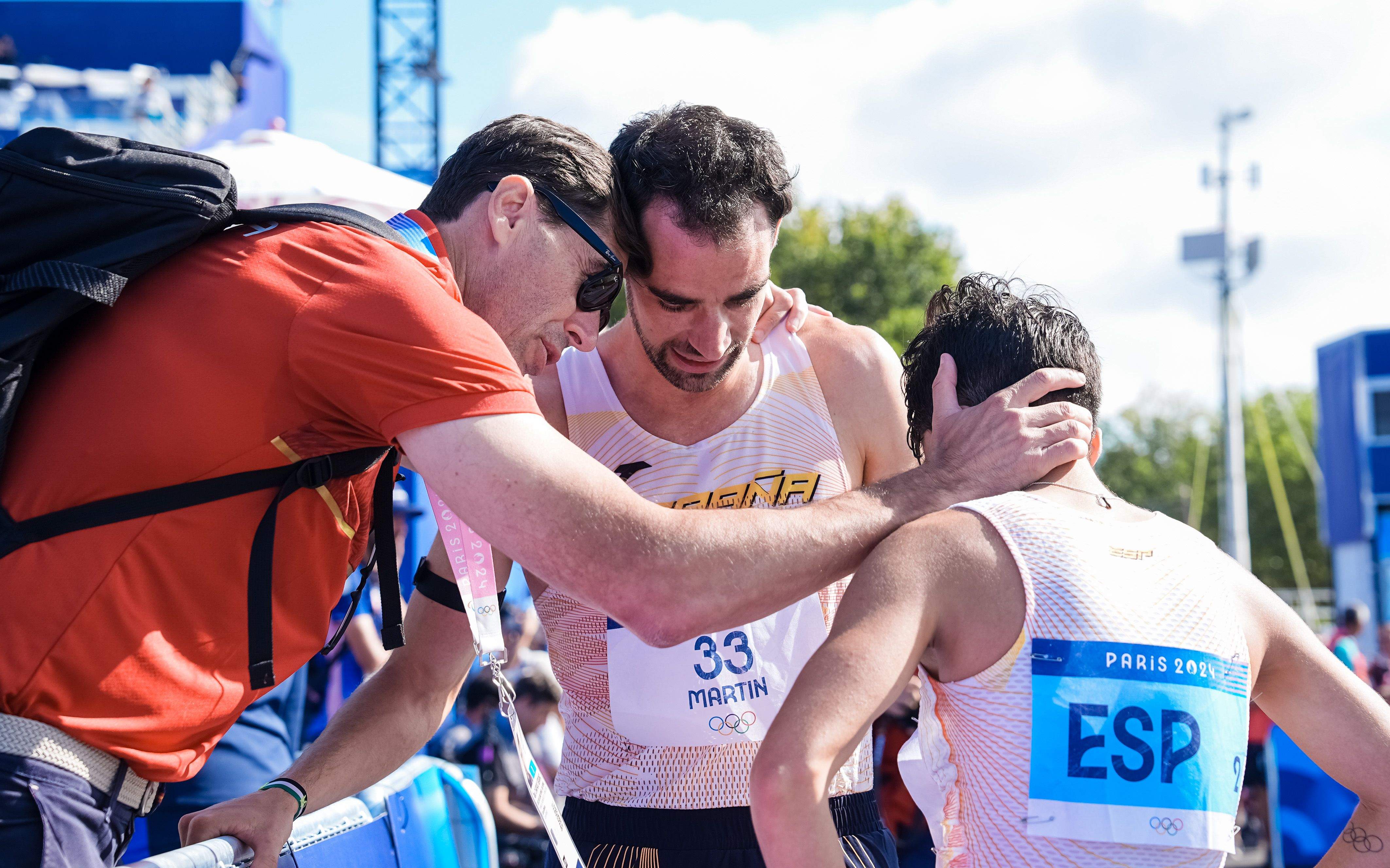 Raúl Chapado, presidente de la RFEA, felicitando a los nuevos campeones olímpicos. SPORTMEDIA.