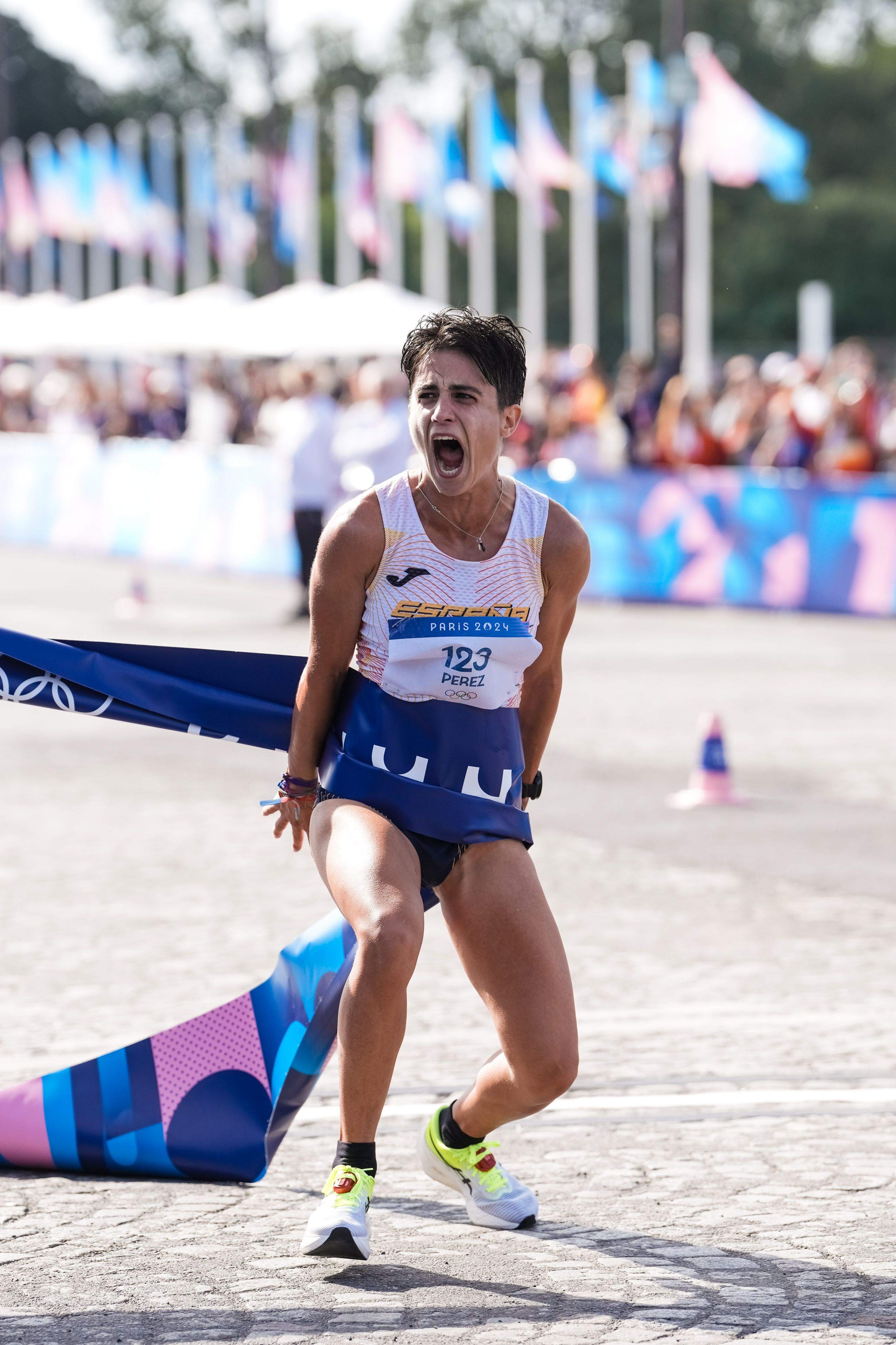 La rabia de María Pérez al cruzar la línea de meta y proclamarse campeona olímpica junto a Álvaro Martín. SPORTMEDIA.