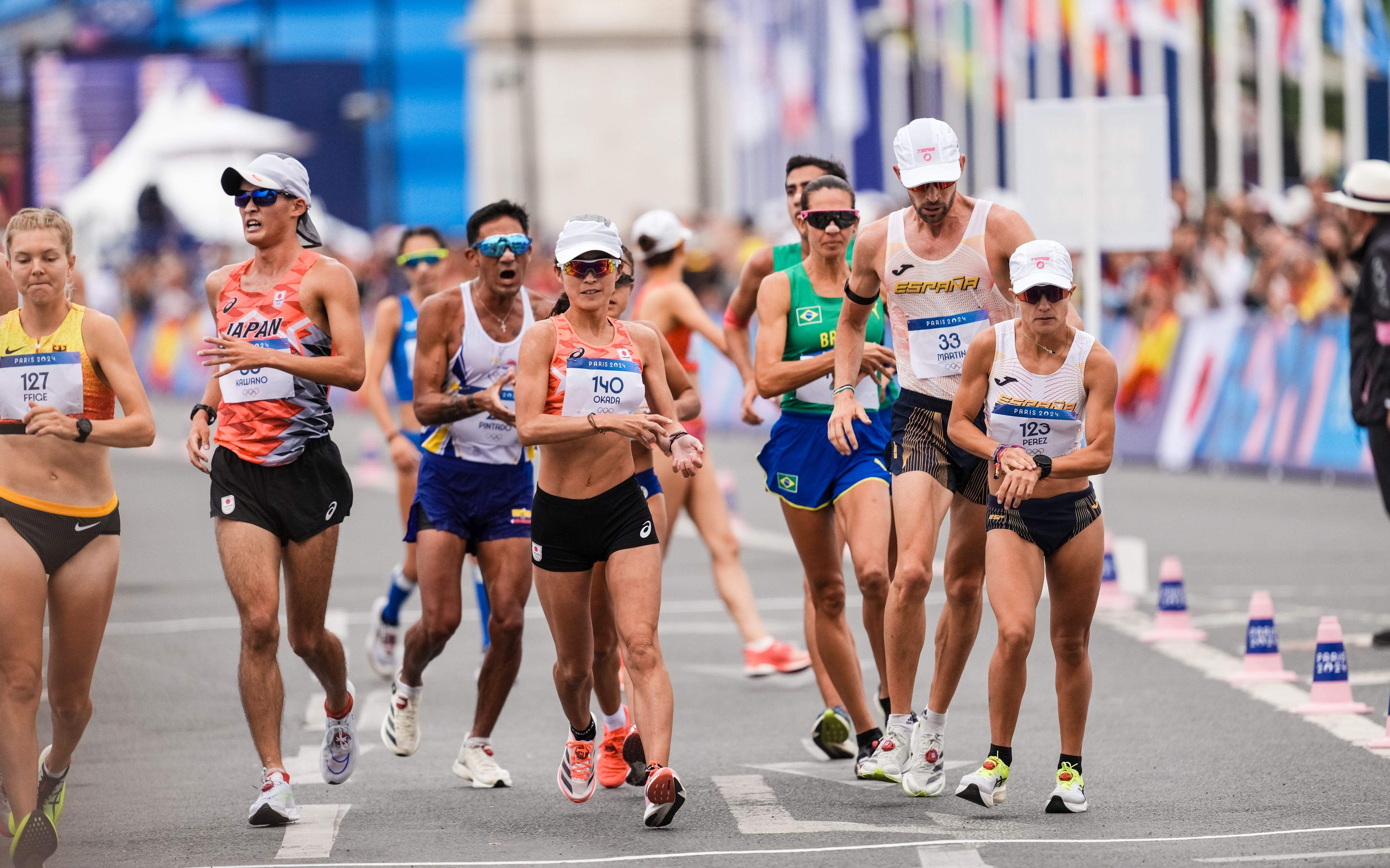 Momento del cambio de posta en el relevo mixto de marcha con Álvaro Martín y María Pérez a la derecha de la imagen. SPORTMEDIA.