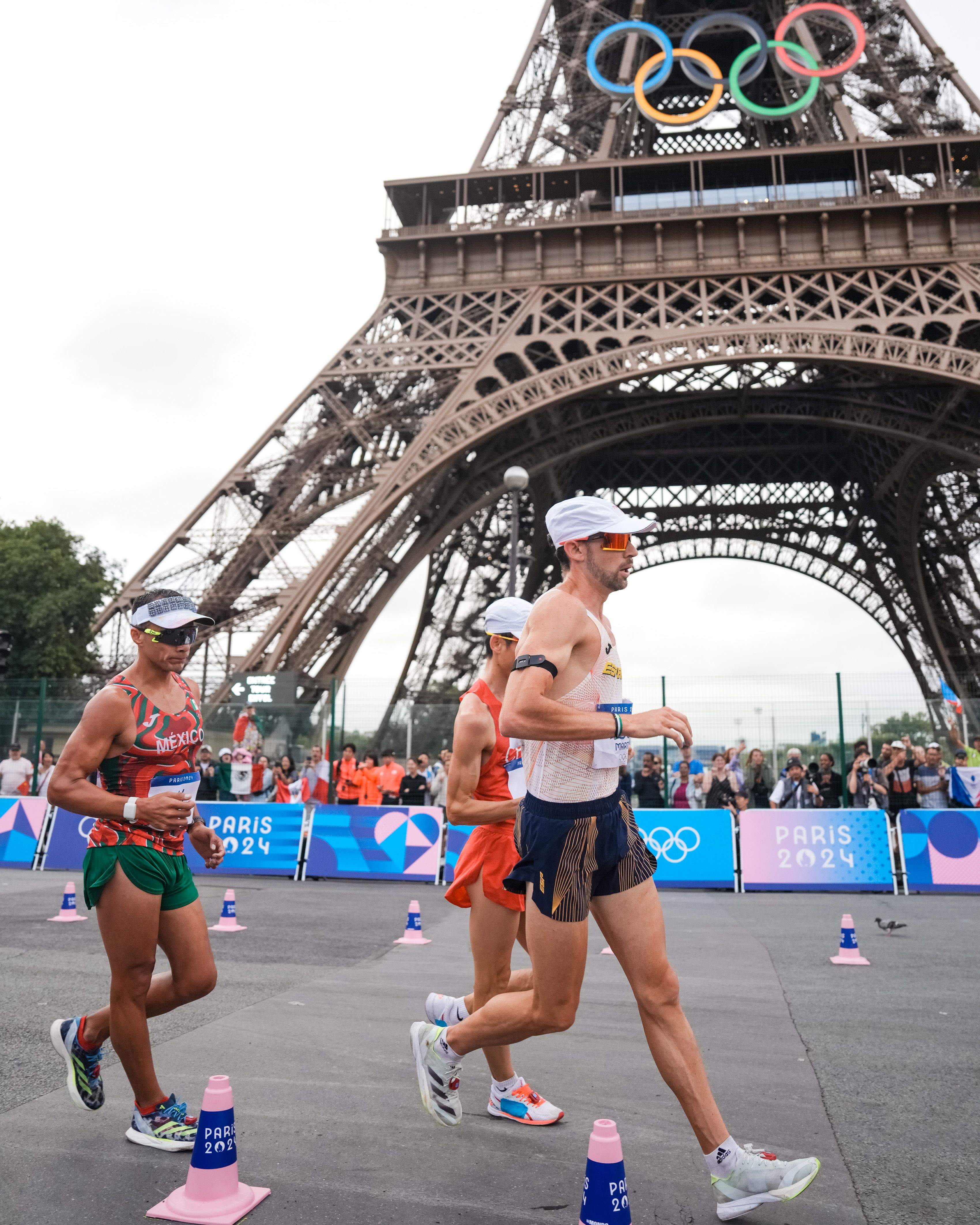 Álvaro Martín, campeón olímpico de relevo mixto de marcha, bajo la Torre Eiffel. SPORTMEDIA.