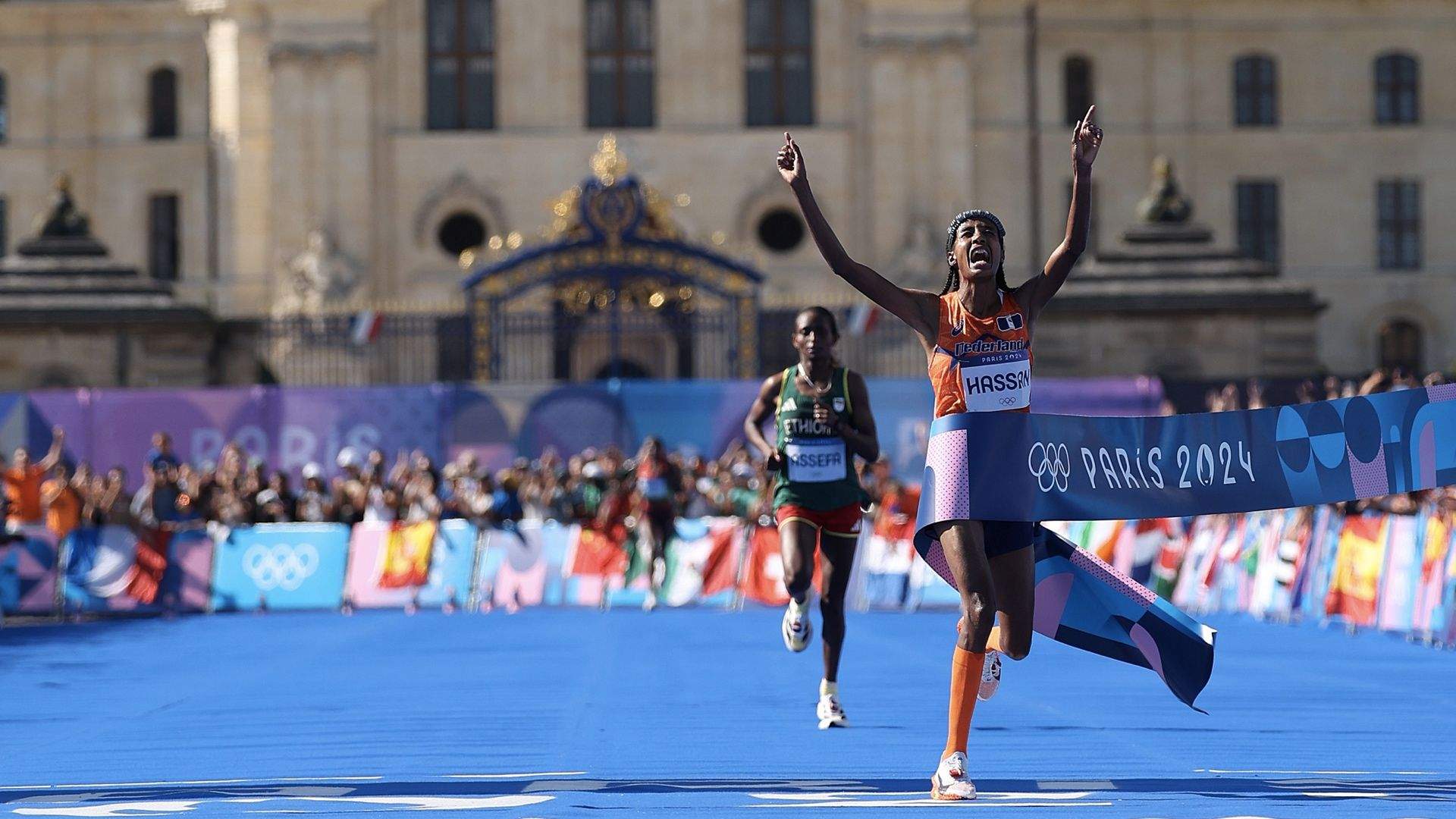 Sifan Hassan proclamándose campeona olímpica de maratón en París 2024 ante la imponente mole de Los Inválidos. WORLD ATHLETICS.