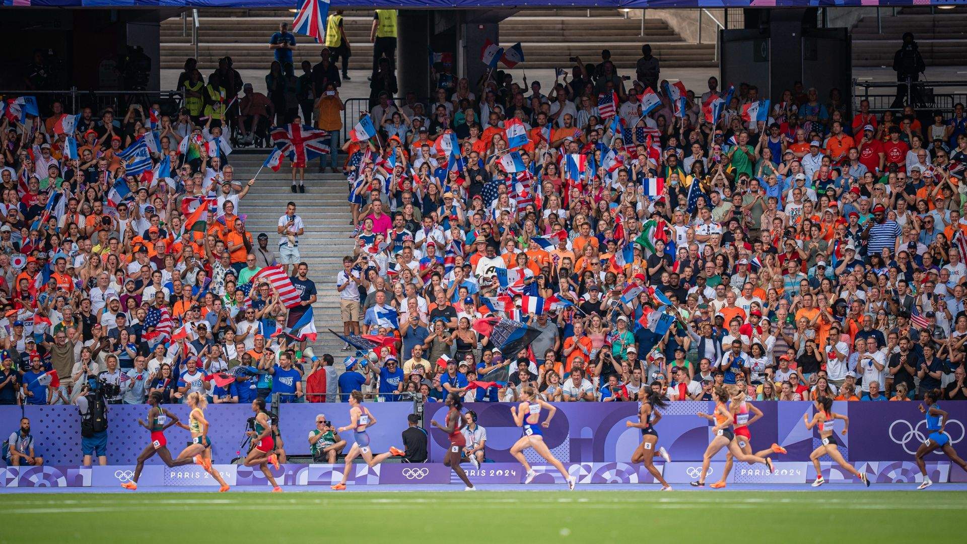 Las atletas de la segunda semifinal de los 1500 metros de los Juegos Olímpicos de París en los últimos metros de la prueba. VSM PHOTOEVENTS.