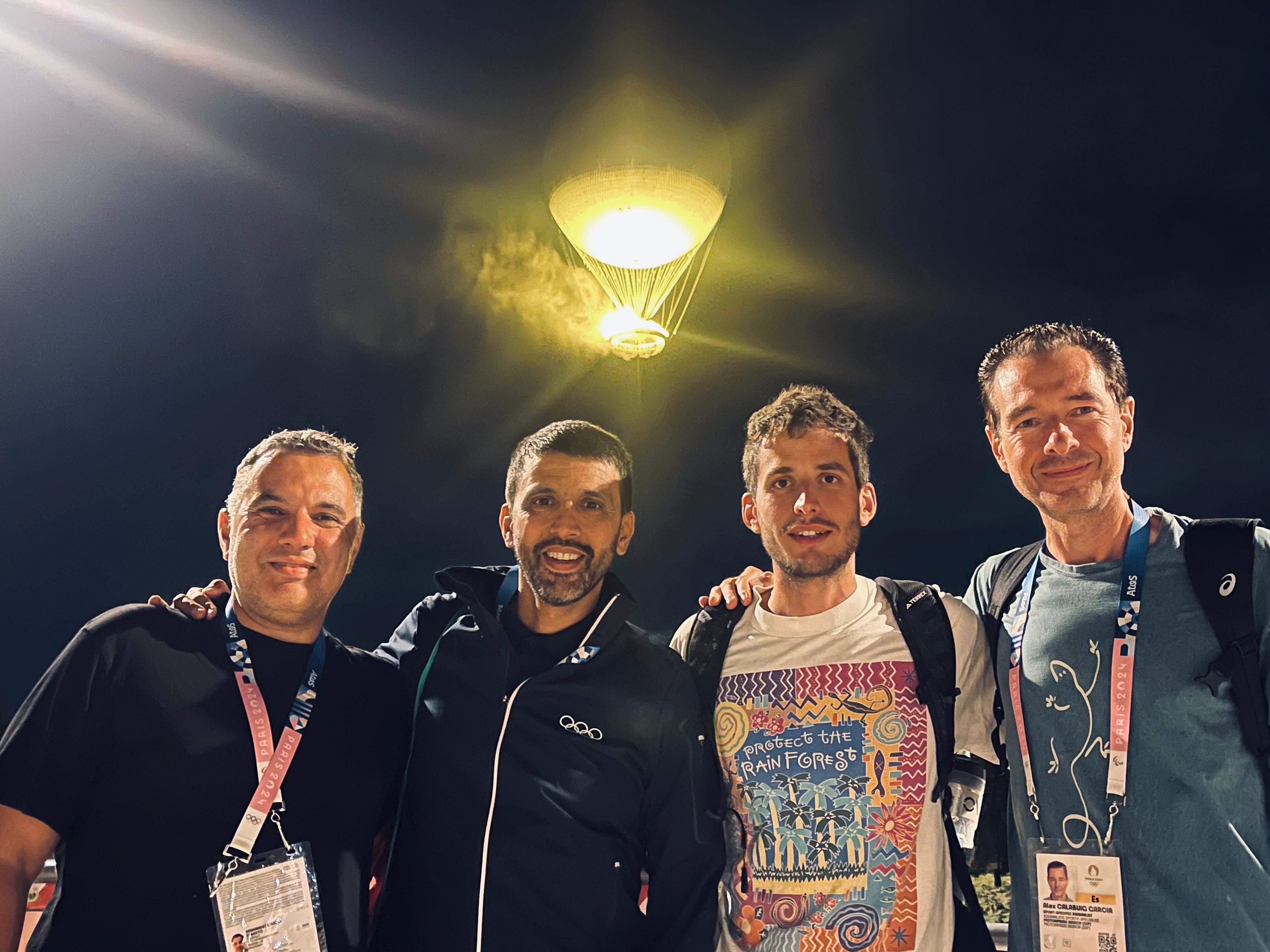 Los enviados de Corredor a los Juegos Olímpicos (Alberto Hernández, Nacho Barranco y Álex Calabuig) junto a uno de los grandes mitos del atletismo: Hicham El Guerrouj. / Foto: M.A.Mostaza