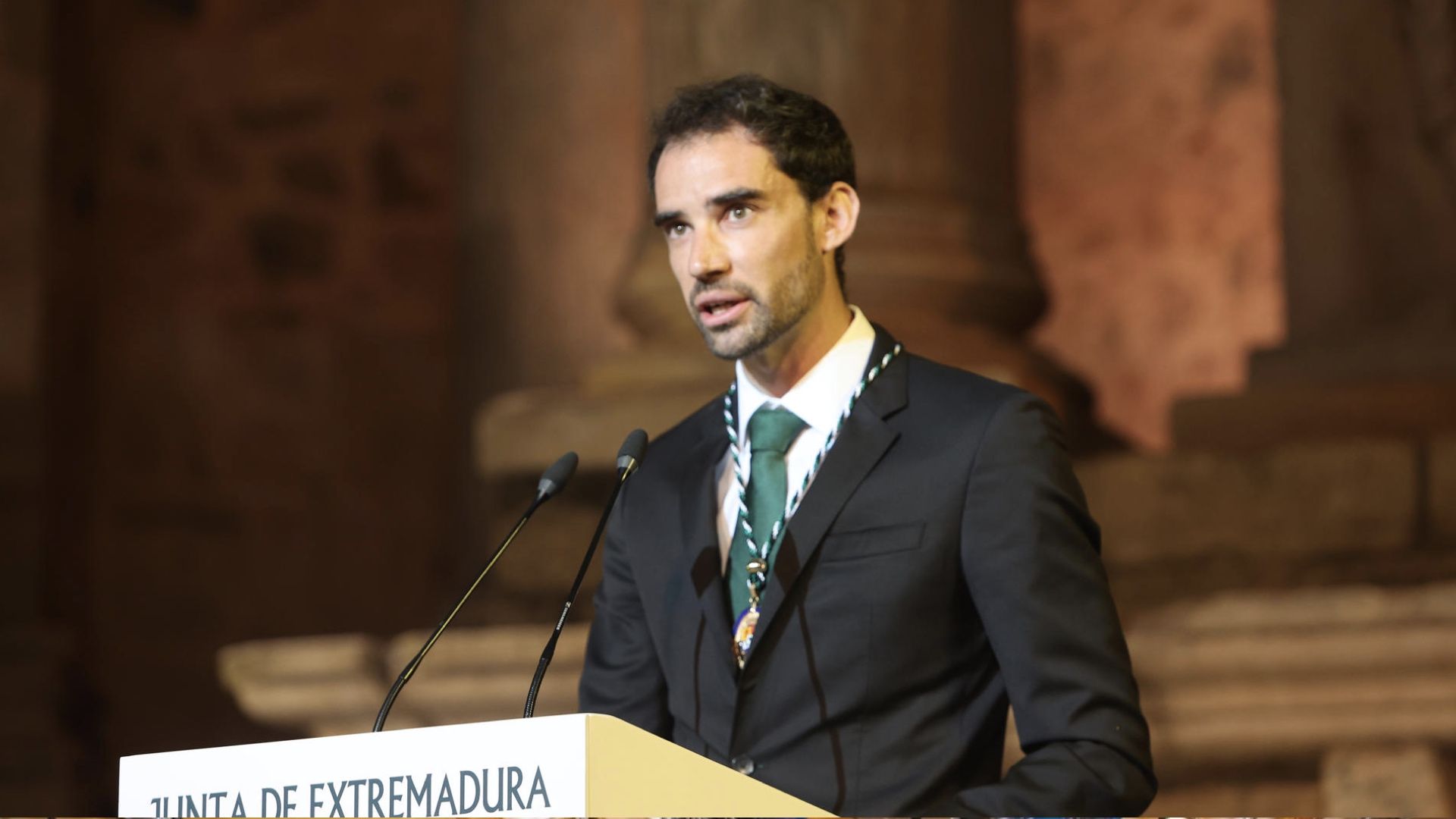 Álvaro Martín tras recibir una de las medallas entregadas en el 'Día de Extremadura' en el ha anunciado su retirada del atletismo profesional. EFE. Álvaro Martín tras recibir una de las medallas entregadas en el 'Día de Extremadura' en el ha anunciado su retirada del atletismo profesional. EFE.