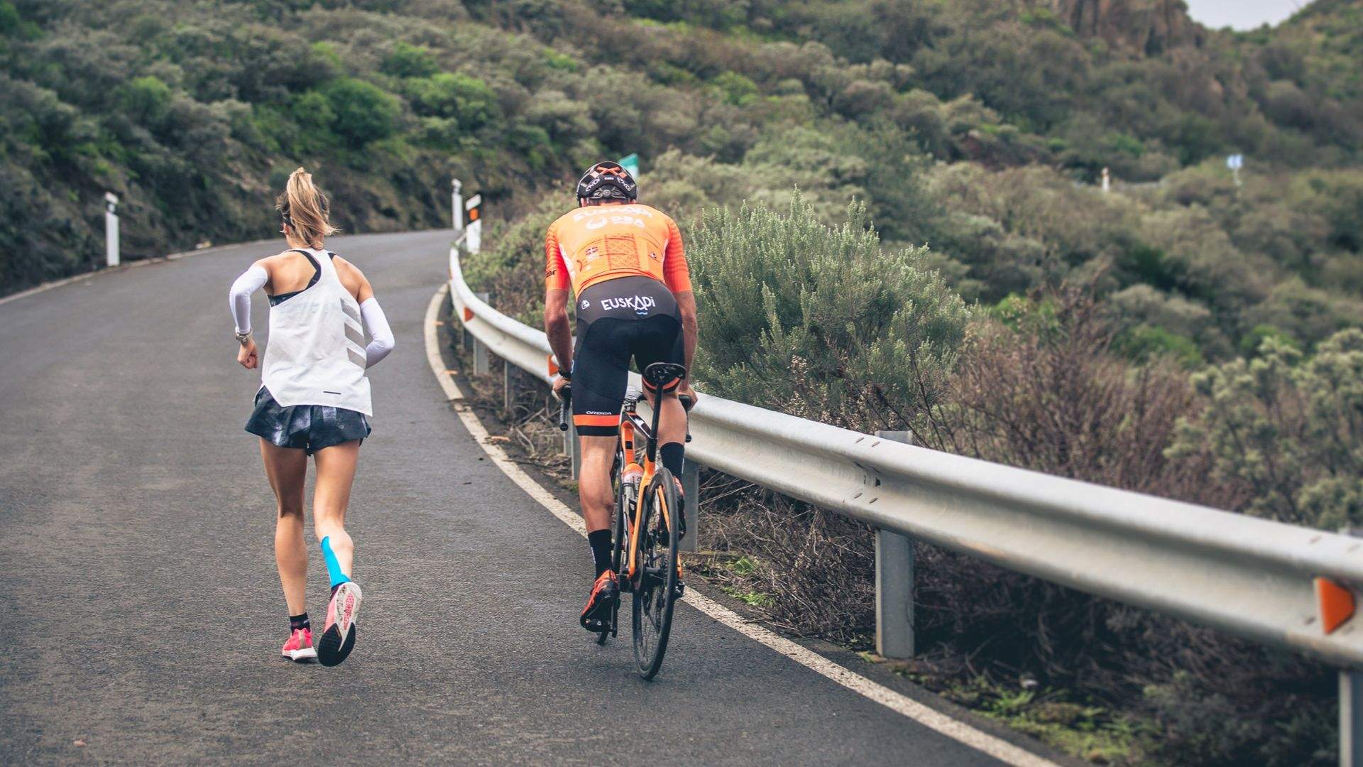 Hay que ser elegantes cuando, en una de esas cuestas tremebundas en las que se avanza más rápido a pie que en bici, dejemos a tres a un ciclista.