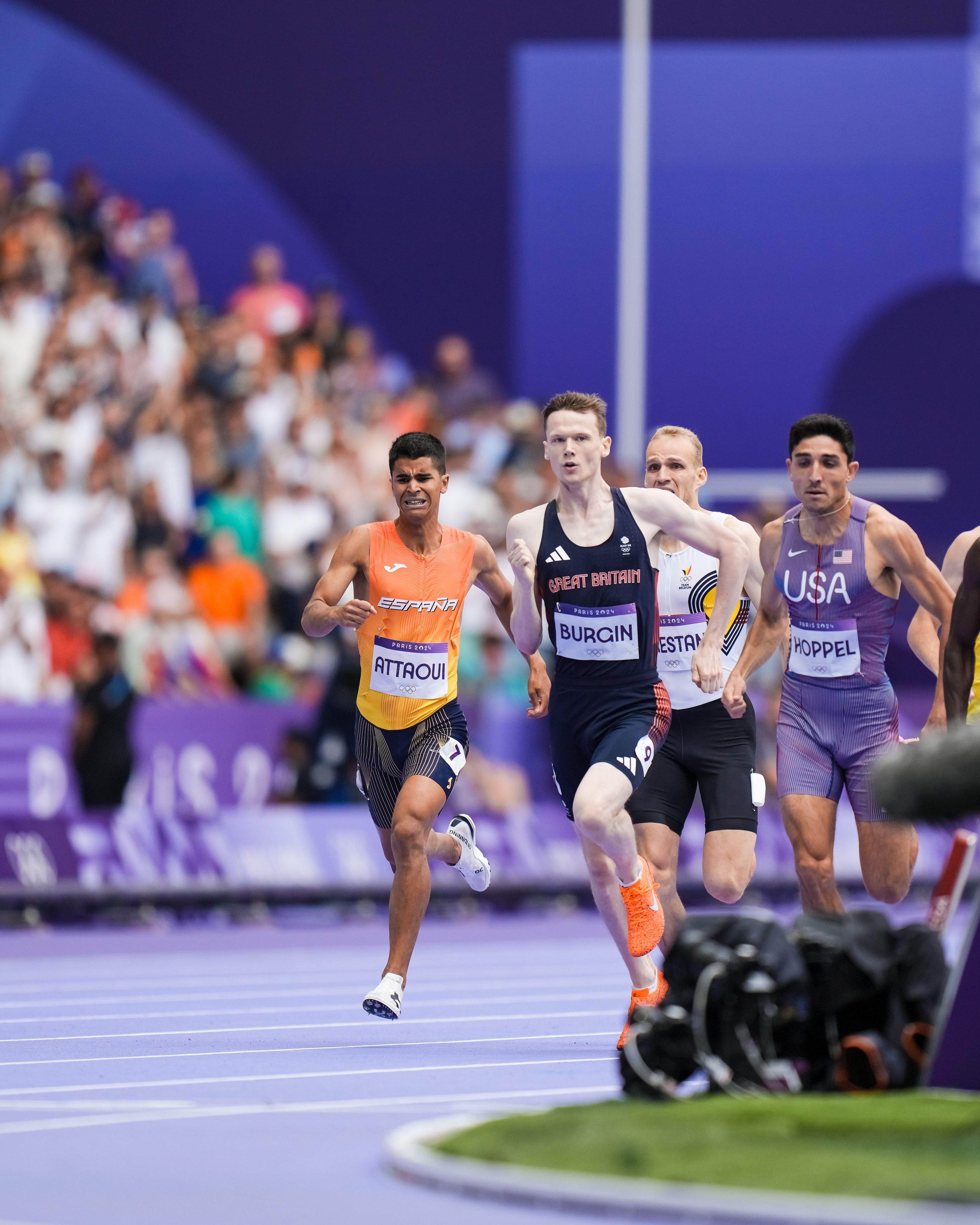 Mohamed Attaoui mantuvo el sueño de ver a un ochocentista español en el podio del 800 olímpico hasta el último suspiro. La mejor final de la historia le obligó a correr en 1:42.08, a cuatro centésimas de su récord de España, y aun así ‘sólo’ pudo ser quinto, igualando la mejor actuación española en unos Juegos. Con esa marca habría ganado el oro en 28 de las 30 finales que se han disputado y el bronce en todas menos en la suya. 