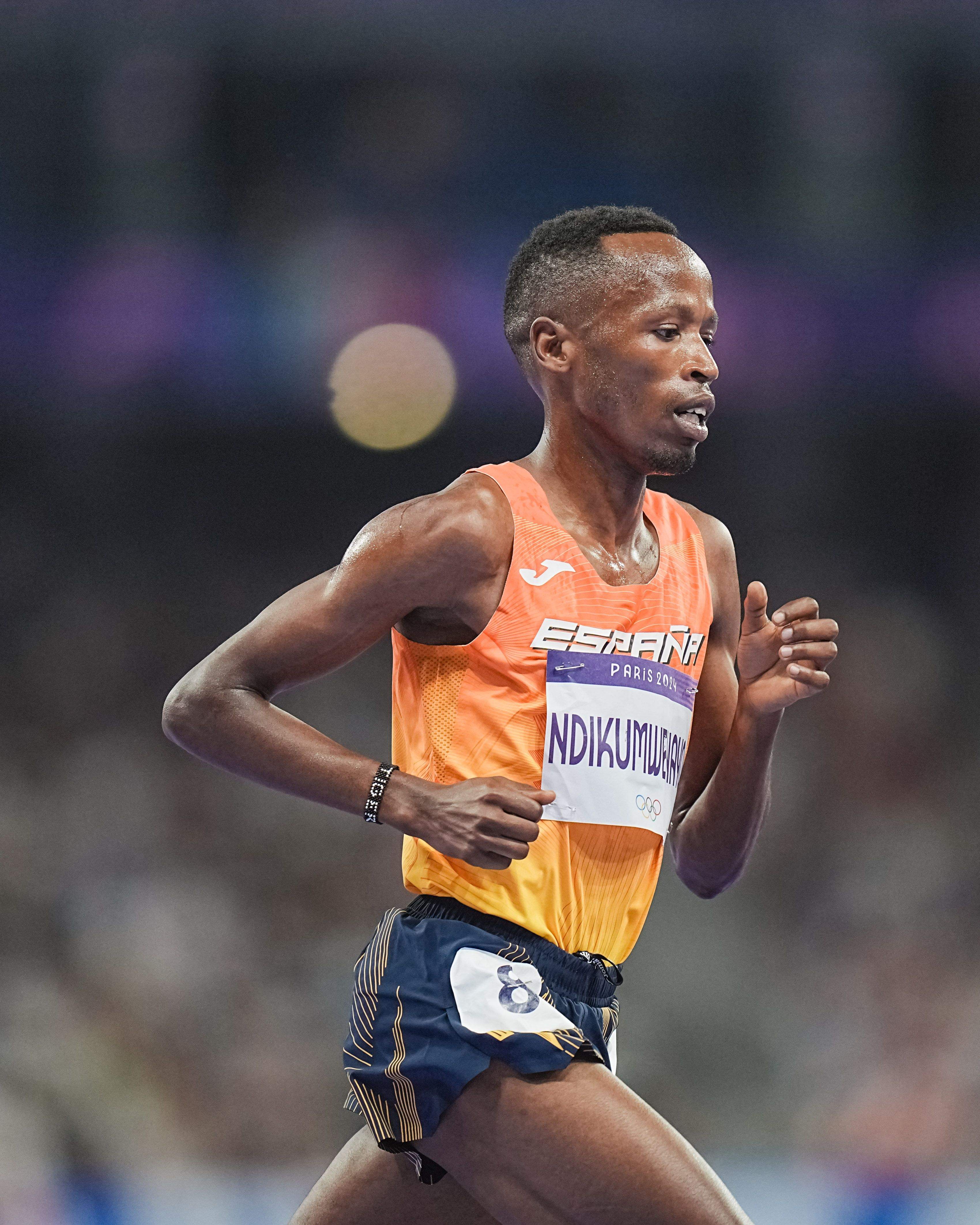 Thierry Ndikumwenayo saldó su debut olímpico con España con un noveno puesto en 10.000 metros y un sideral récord nacional de 26:49.49 en la distancia. El anterior era 27:14.44 de Fabián Roncero. Luego, el ‘Tigre’ disputó la final de 5000 al ser recalificado tras una caída, pero le pasó factura y terminó 15º. SPORTMEDIA