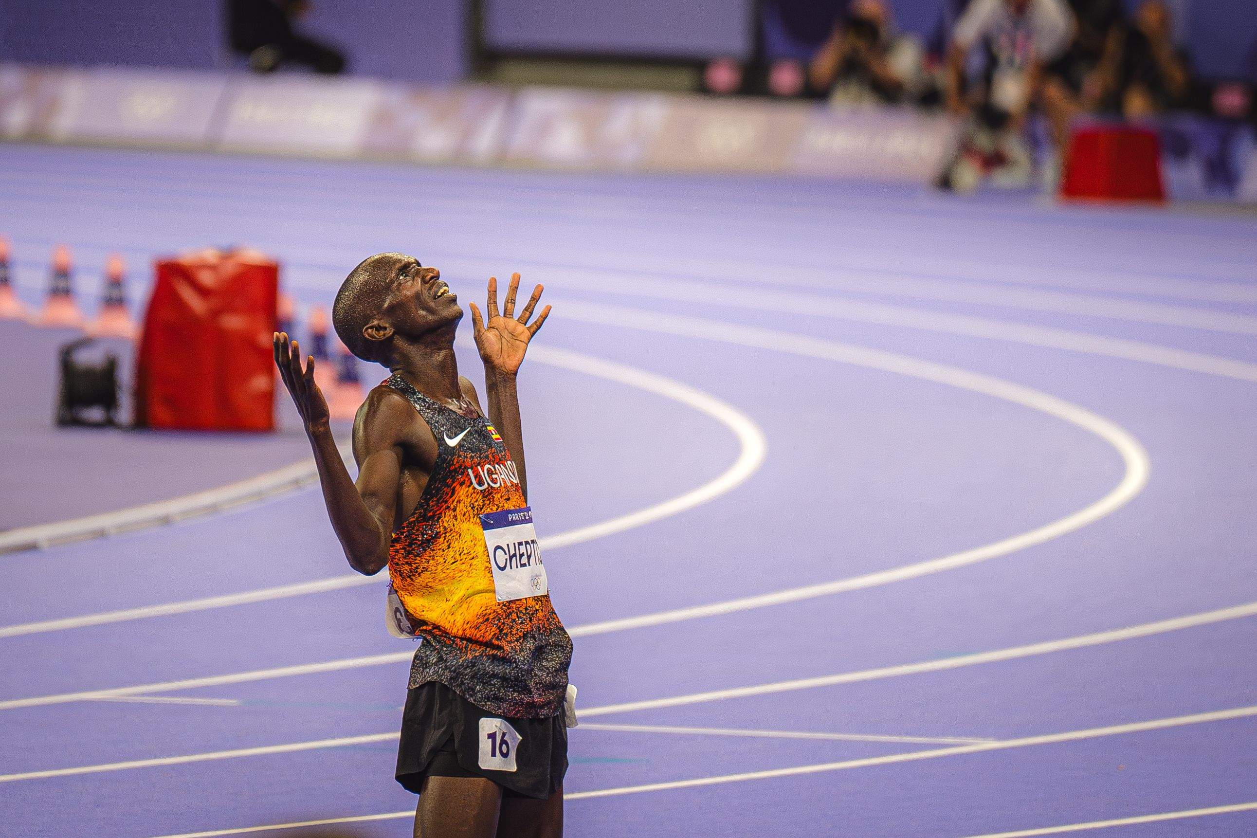 Aunque muchos le dieran por muerto, Joshua Cheptegei ya mira a los ojos al currículum en pista de Kenenisa Bekele. Sumó el oro en el mejor 10.000 de la historia olímpica a un palmarés que ya tiene tres títulos mundiales en el ‘diez’, otro oro olímpico en el ‘cinco’ y los récords mundiales en ambas distancias. Su siguiente reto será domar el maratón. VÍCTOR SECO (VSM PHOTO EVENTS)