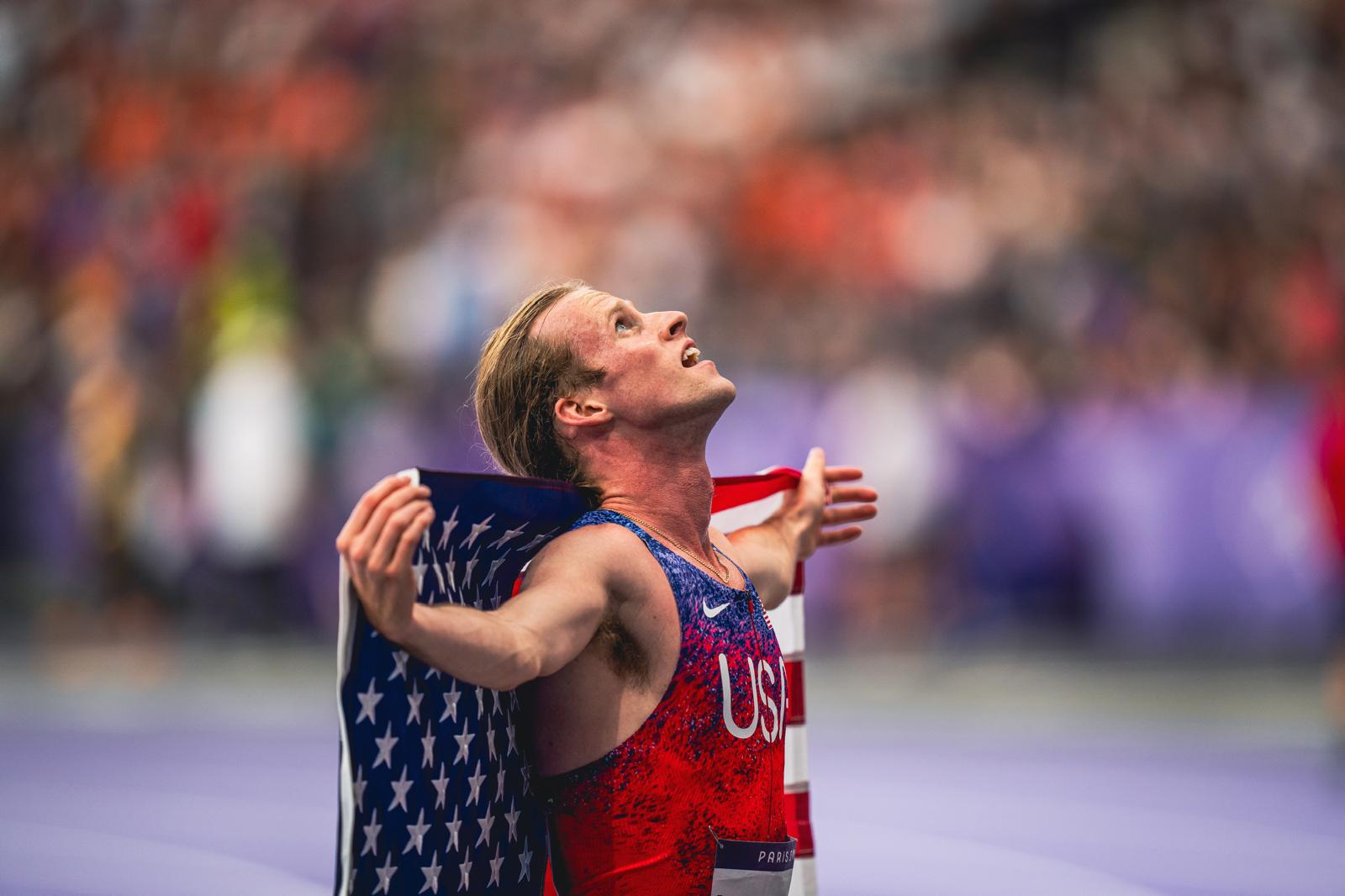El último gran millero yanqui. Cole Hocker sacó a relucir su espectacular sprint para doblegar a Jakob Ingebrigtsen y Josh Kerr en el mejor 1500 de la historia… Y fue capaz de hacerlo en una carrera frenética. 3:27.65. Récord olímpico, récord norteamericano y séptimo de todos los tiempos. VÍCTOR SECO (VSM PHOTOEVENTS)