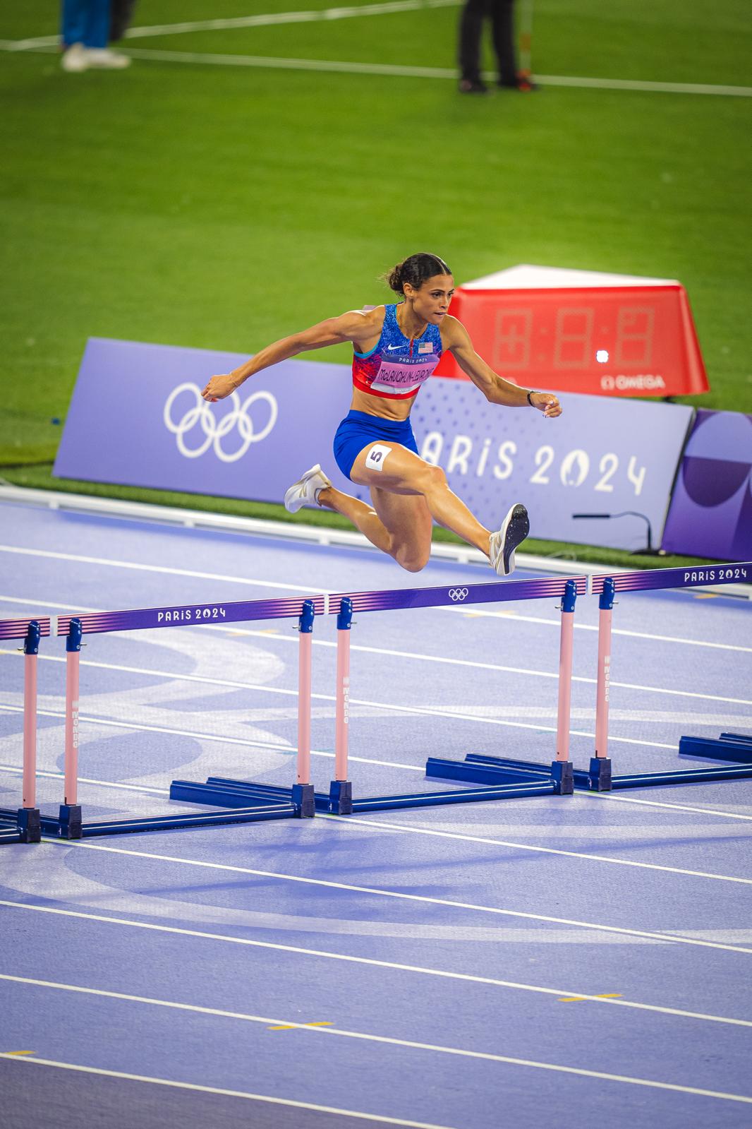 En sus terceros Juegos Olímpicos con sólo 25 años, Sydney McLaughlin-Levrone demostró que su único límite es ella misma. Batió por sexta vez el récord del mundo de 400 metros vallas con 50.37, la marca de una carrera femenina más valorada de la historia por World Athletics. Completó su actuación con una soberbia posta de 47.70 en el 4 x 400 que a punto estuvo de ser récord del mundo. Marita Koch debe de estar rezando para que no se pase al 400. VÍCTOR SECO (VSM PHOTOEVENTS)