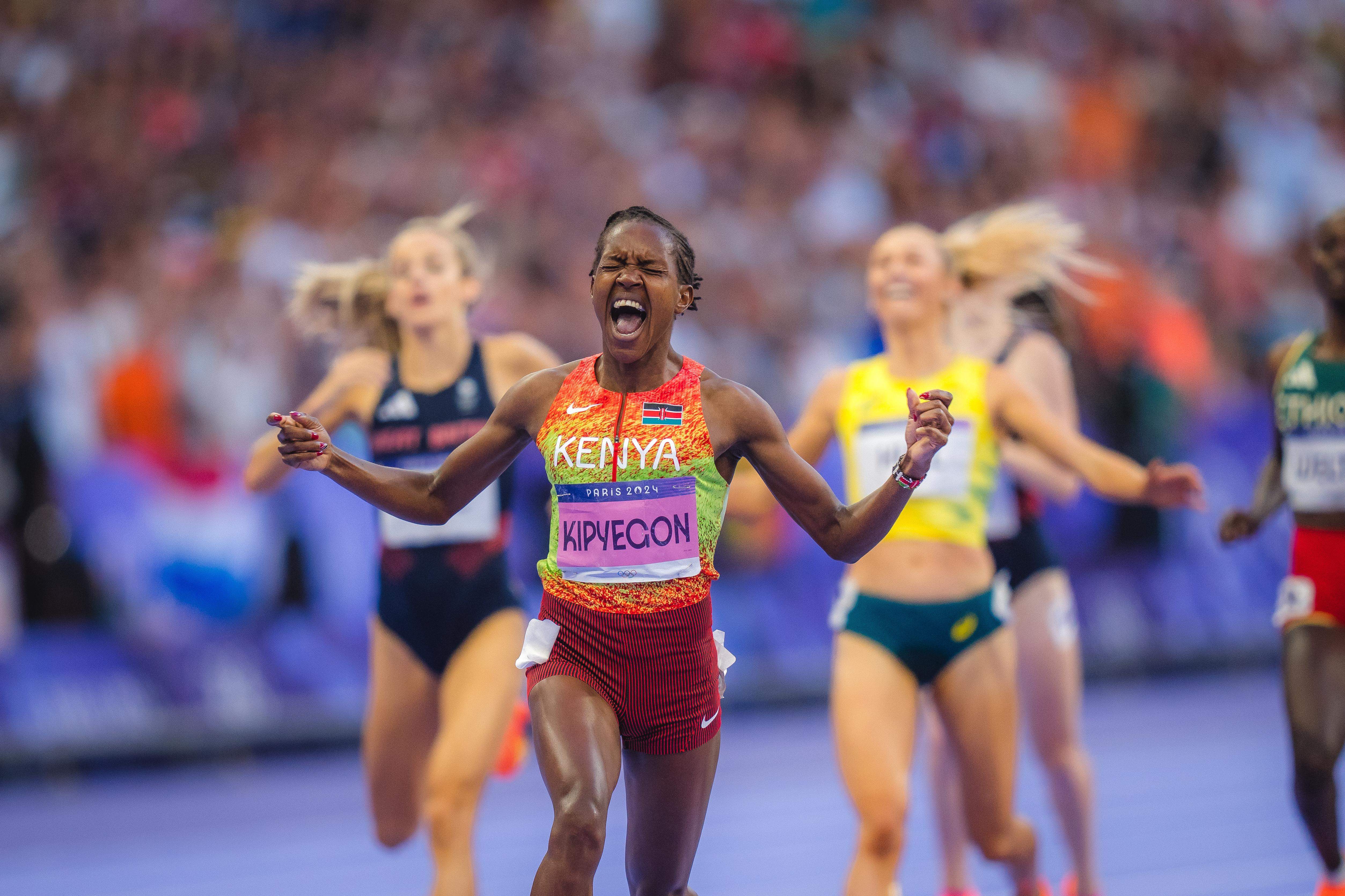 Faith Kipyegon ya es, por derecho propio, la mejor mediofondista de la historia. En París ganó su tercer oro olímpico consecutivo en 1500 y mejoró su propio récord olímpico con 3:51.29. También posee la plusmarca mundial con 3:49.04 y cinco medallas mundiales en la distancia, tres de ellas de oro. VÍCTOR SECO (VSM PHOTOEVENTS)