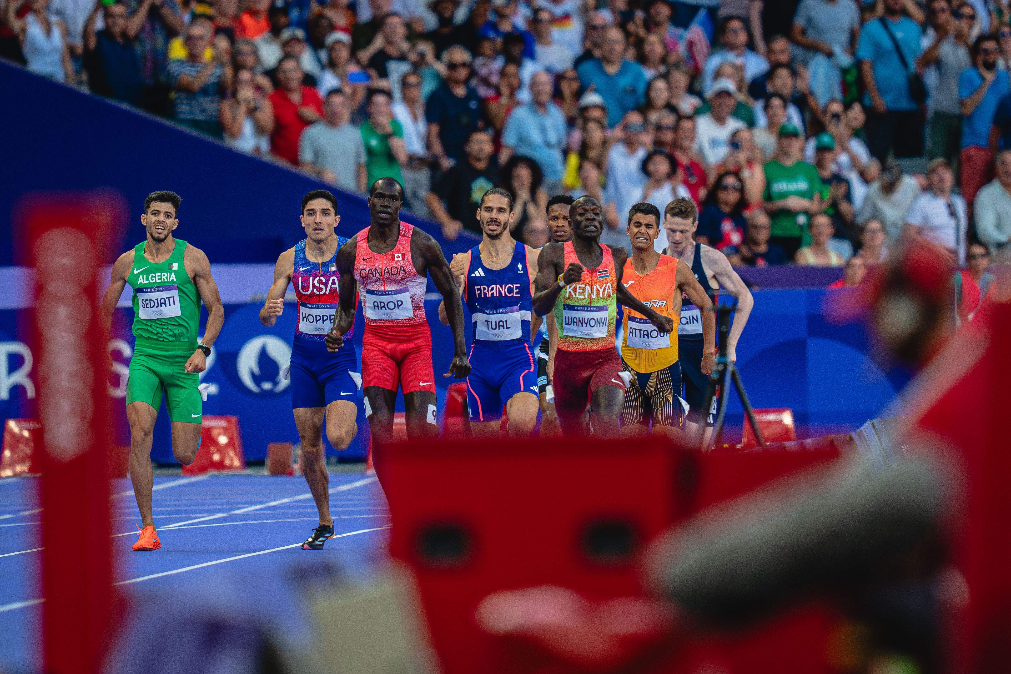 París vivió la final olímpica de 800 metros más cara de la historia, con siete atletas por debajo de 1:43 y cuatro en menos de 1:42. El keniano Emmanuel Wanyonyi, culpable del endiablado ritmo desde el inicio, se impuso por una sola centésima al campeón mundial Marco Arop en un final apasionante. VÍCTOR SECO (VSM PHOTOEVENTS)