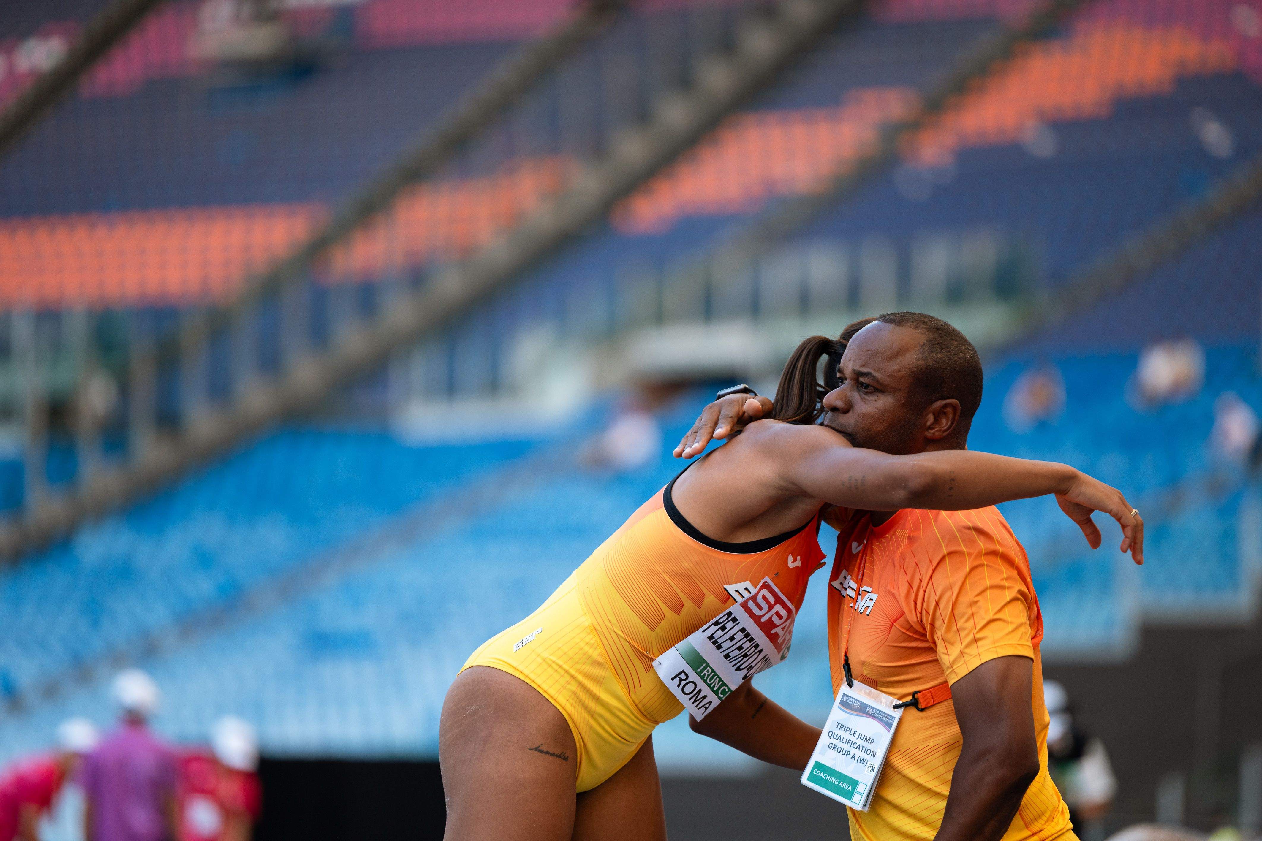 El verano de 2024 iba a ser uno de los más exigentes para la atleta y el entrenador. En la imagen, Peleteiro y Pedroso antes de la final del Campeonato de Europa de Roma. SPORTMEDIA.