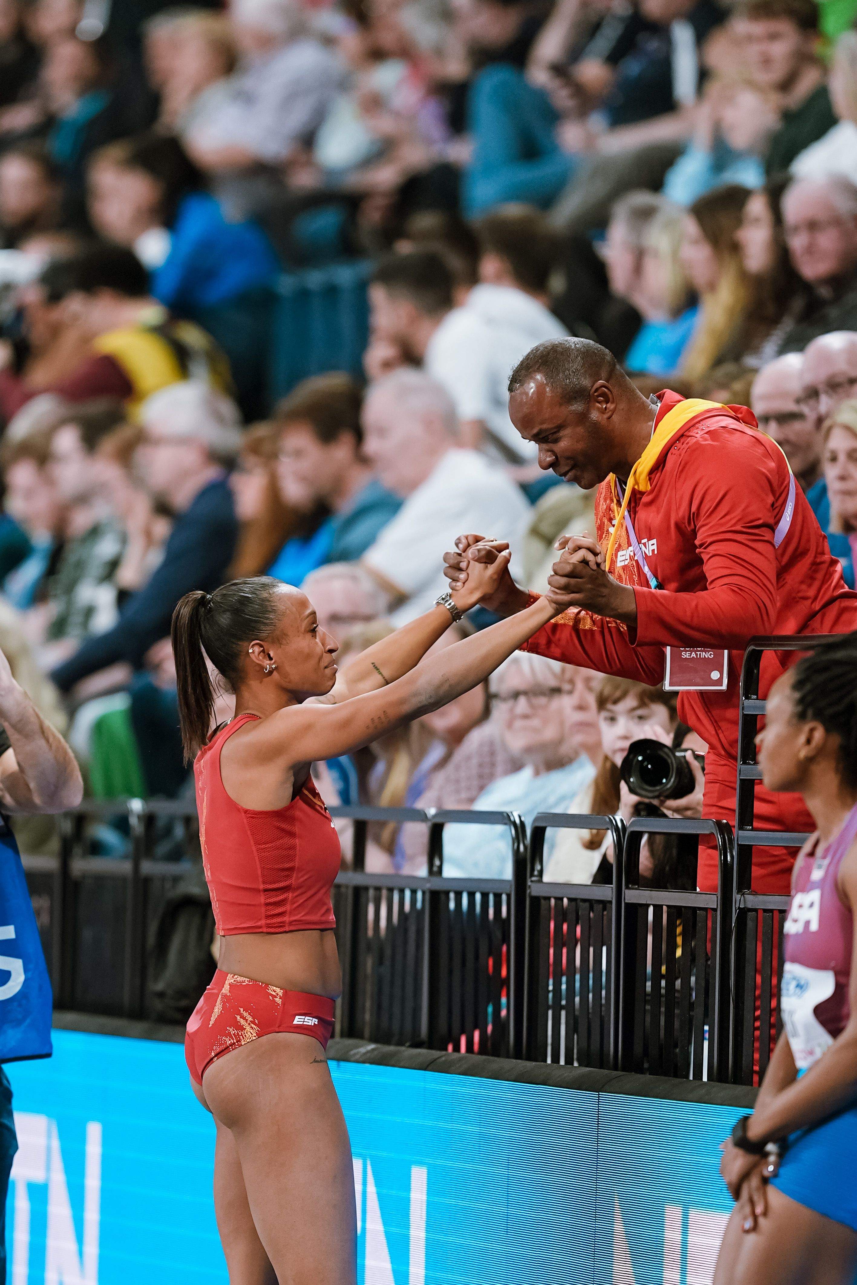 Peleteiro y Pedroso celebrando el bronce en el Mundial en pista cubierta de Glasgow 2024. SPORTMEDIA.
