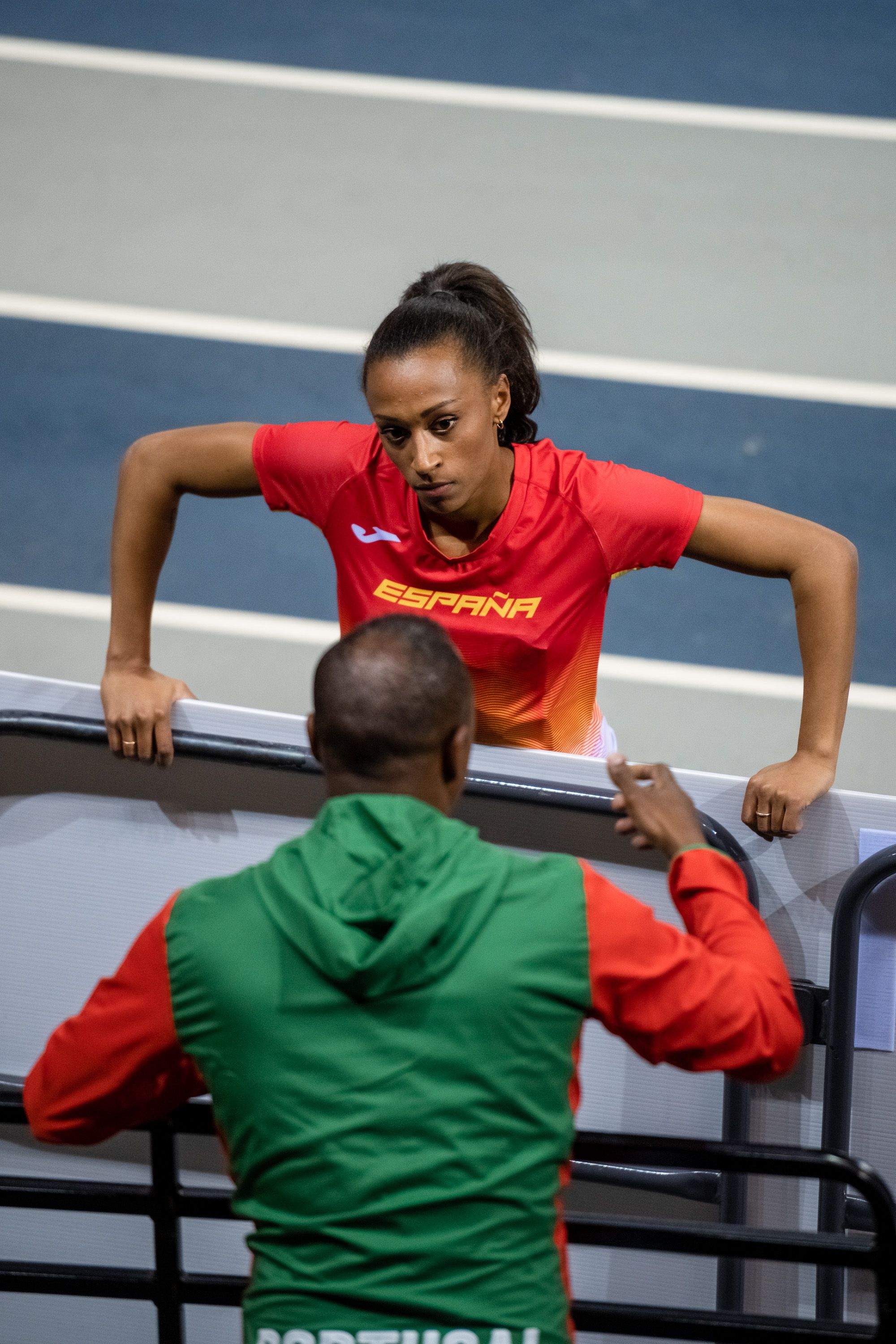 Peleteiro escuchando atentamente a Iván Pedroso durante el Campeonato de Europa en pista cubierta de Glasgow 2019. Iba a llegar uno de los grandes momentos de su carrera deportiva... SPORTMEDIA.