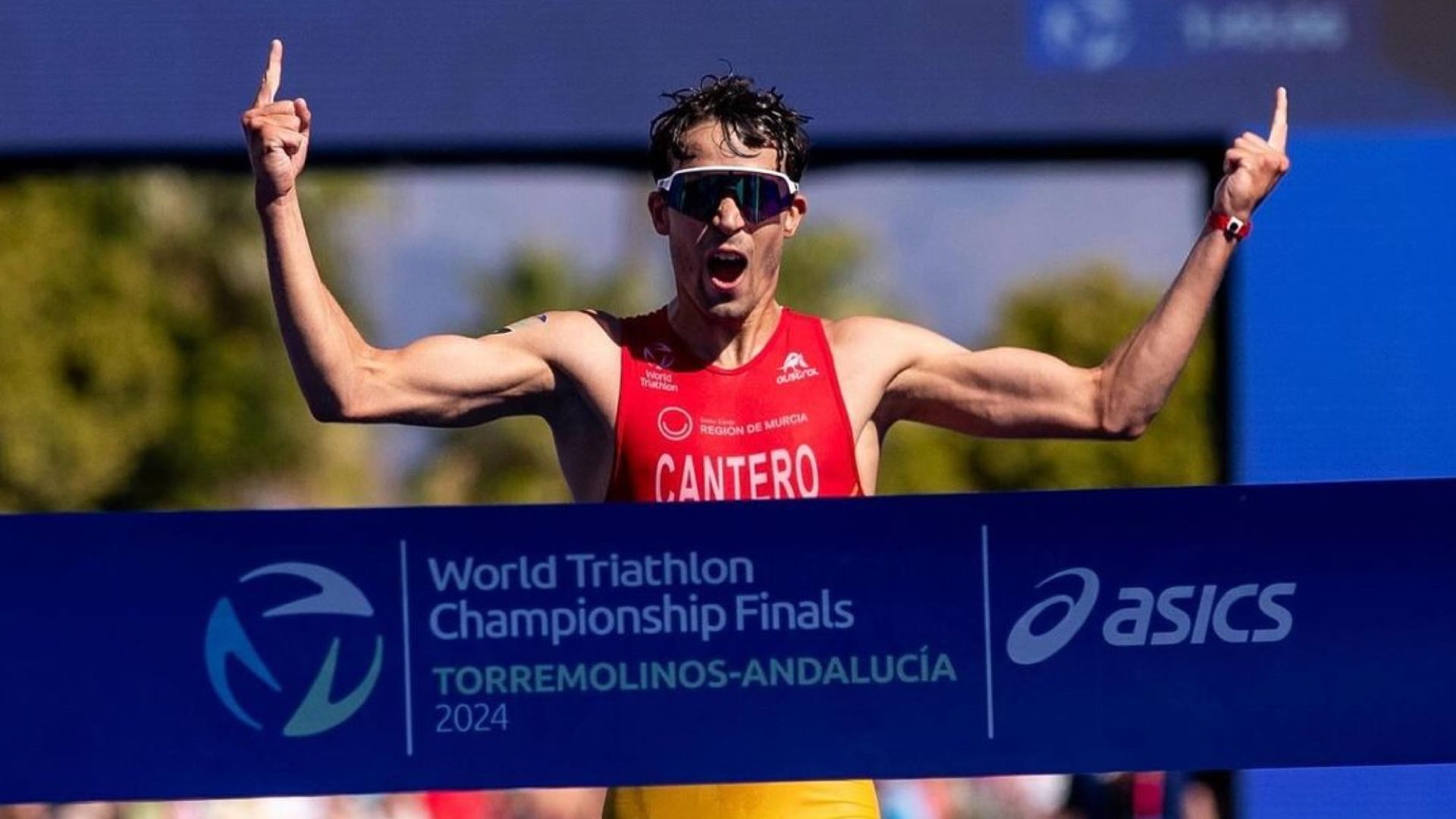 David Cantero proclamándose campeón del mundo de triatlón Sub23. WORLD TRIATHLON. David Cantero proclamándose campeón del mundo de triatlón Sub23. WORLD TRIATHLON.