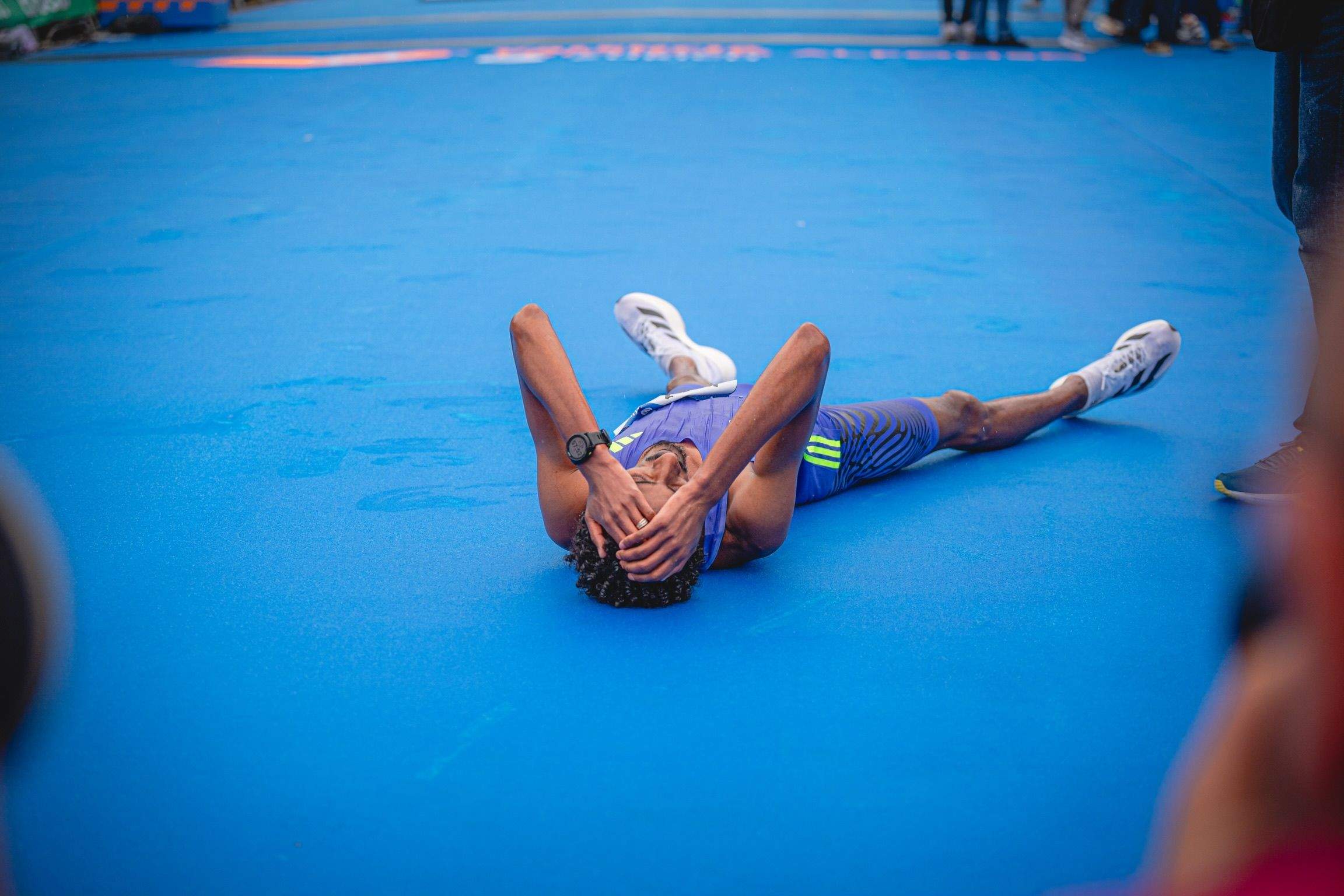 Kejelcha, en el suelo, celebra el récord del mundo de medio maratón. VSM PHOTOEVENTS. Kejelcha, en el suelo, celebra el récord del mundo de medio maratón. VSM PHOTOEVENTS.