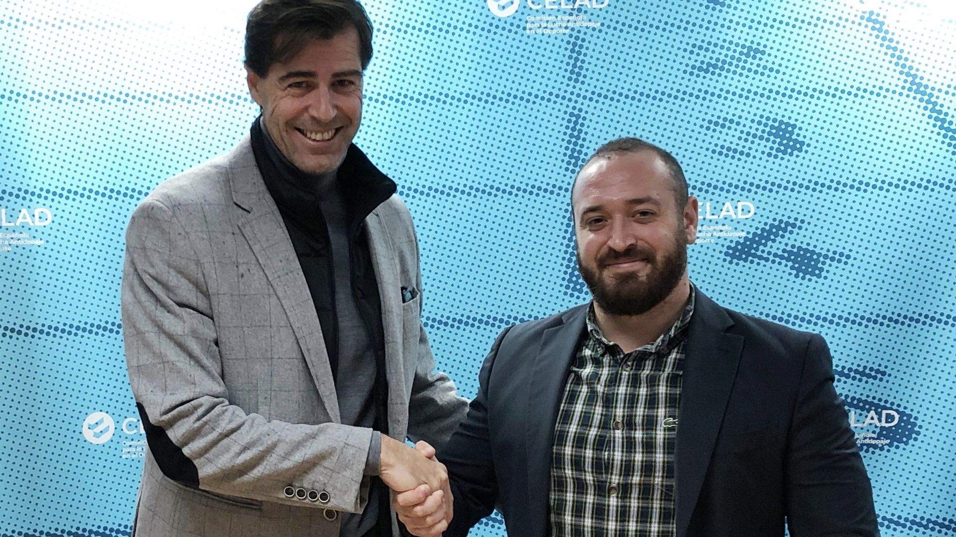 El director general de la CELAD, Carlos Peralta, y el presidente de la RFEA, Raúl Chapado, durante la firma del convenio.