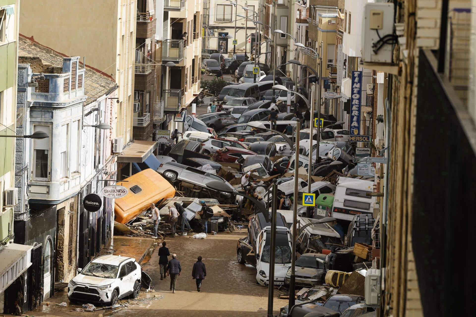Vehículos amontonados en una calle tras las intensas lluvias de la fuerte dana que afecta especialmente el sur y el este de la península ibérica, este miércoles en Picaña (Valencia). EFE.