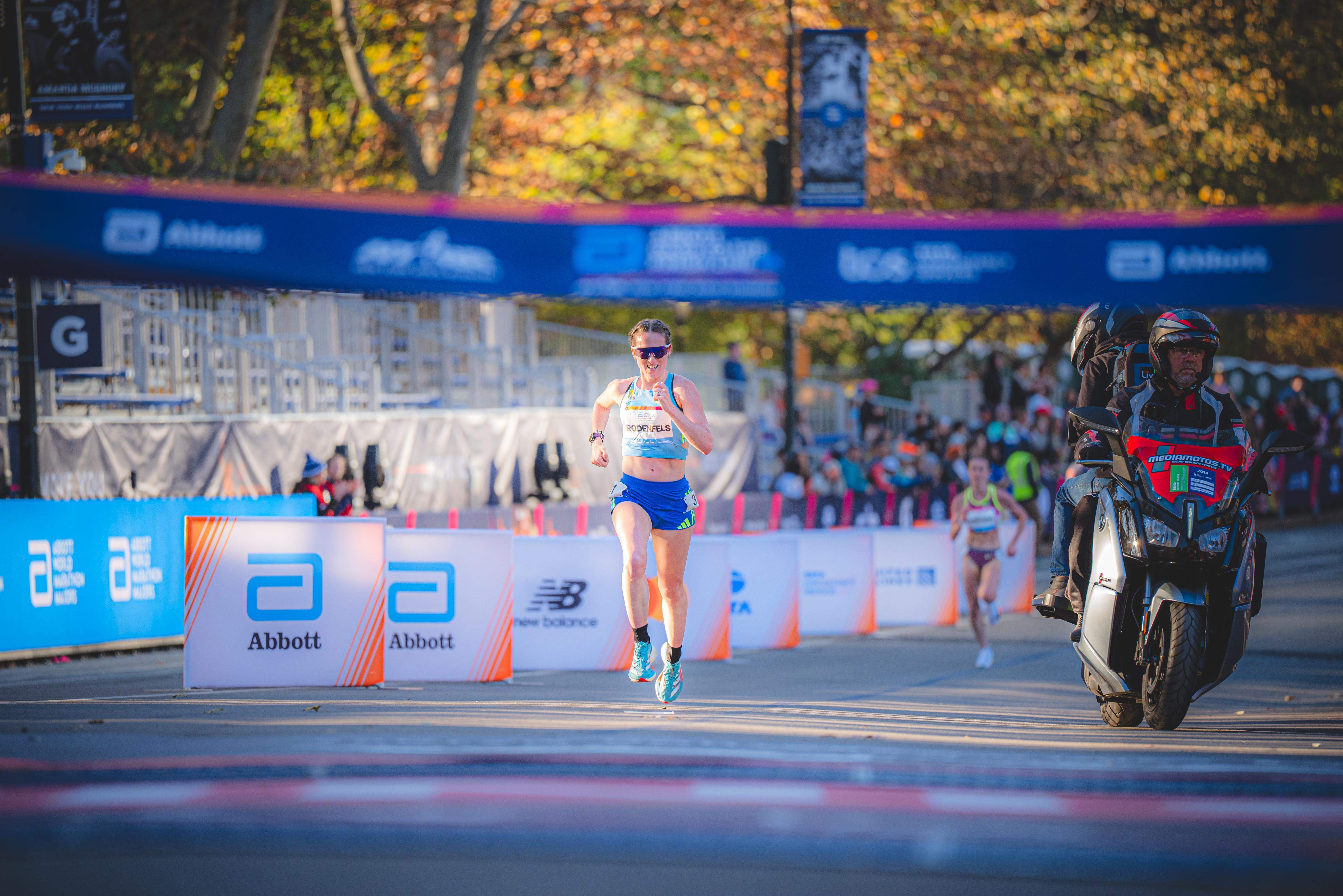 Annie Rodenfels repitiendo victoria en el Campeonato de Estados Unidos de 5K en el 'Dash to the Finish' previo al Maratón de Nueva York. VSM PHOTOEVENTS.
