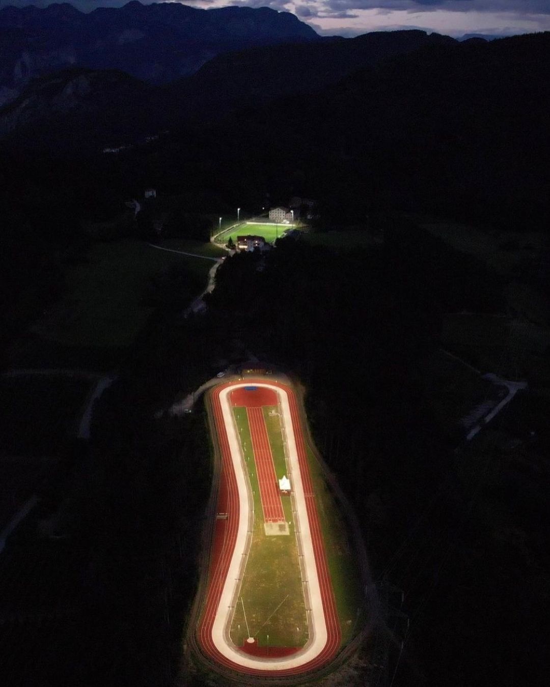 Imagen nocturna de la pista de atletismo de Masen (Italia).
