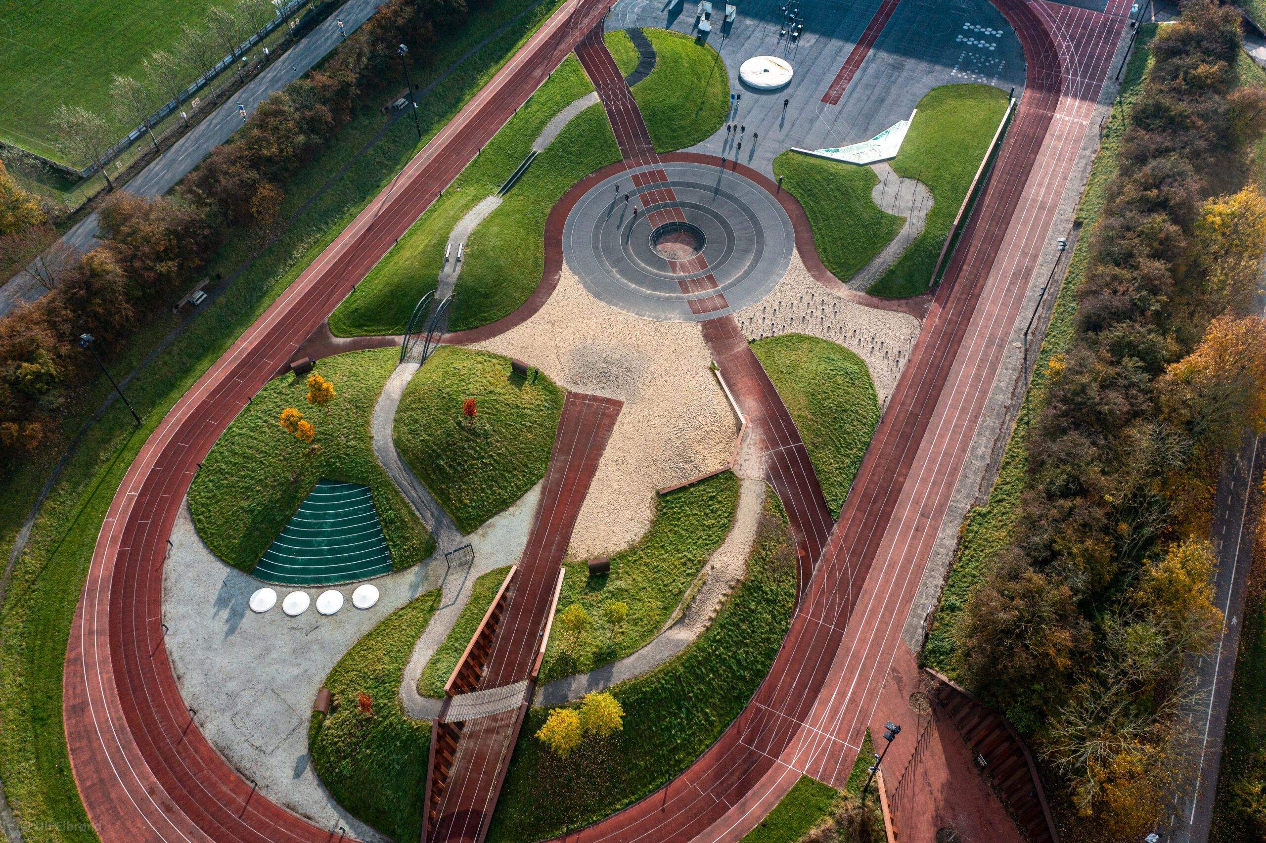 Vista aérea de la pista de la universidad de Odense, con distintas zonas además del anillo.