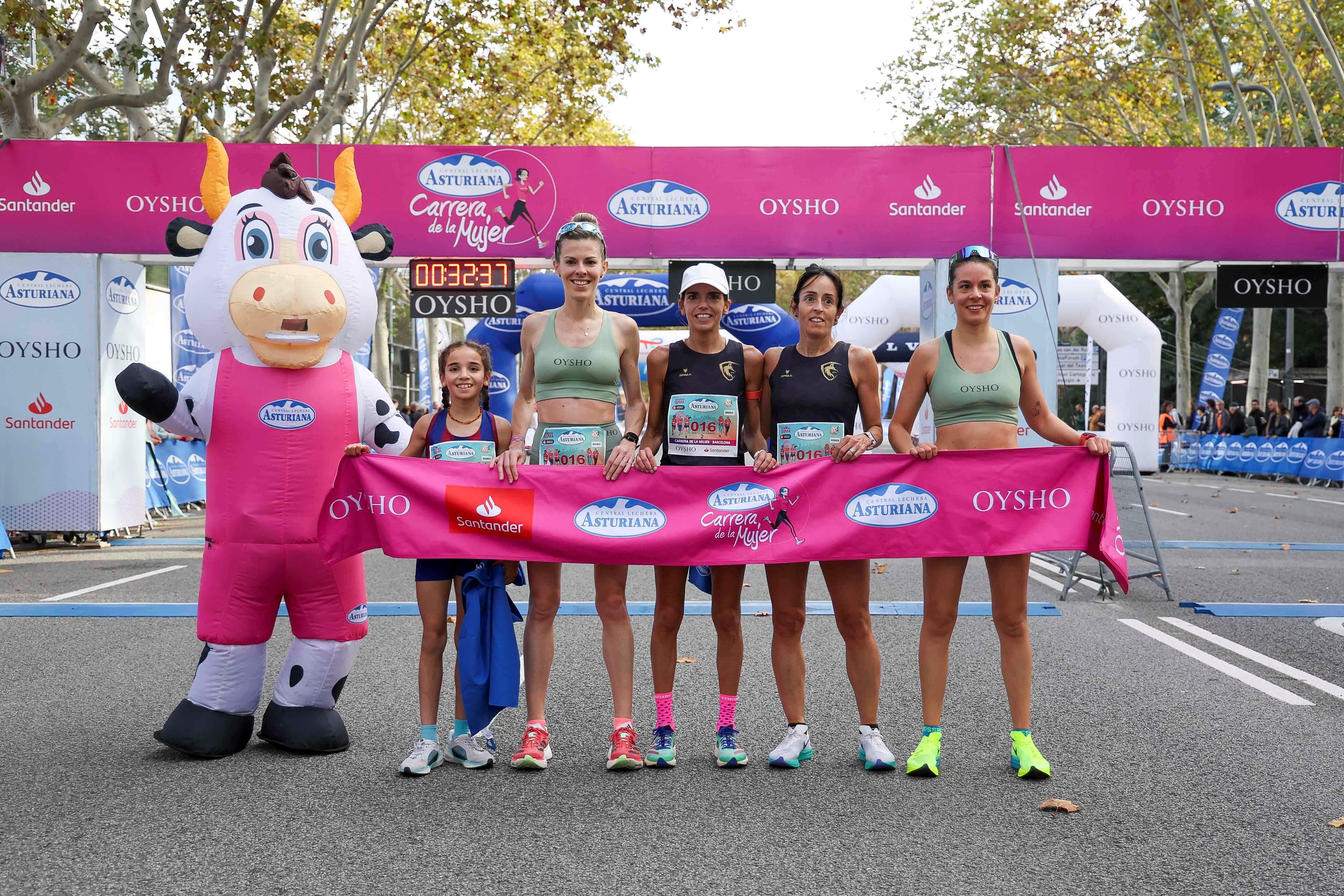 Las cinco primeras clasificadas en la Carrera de la Mujer Central Lechera Asturiana de Barcelona 2024