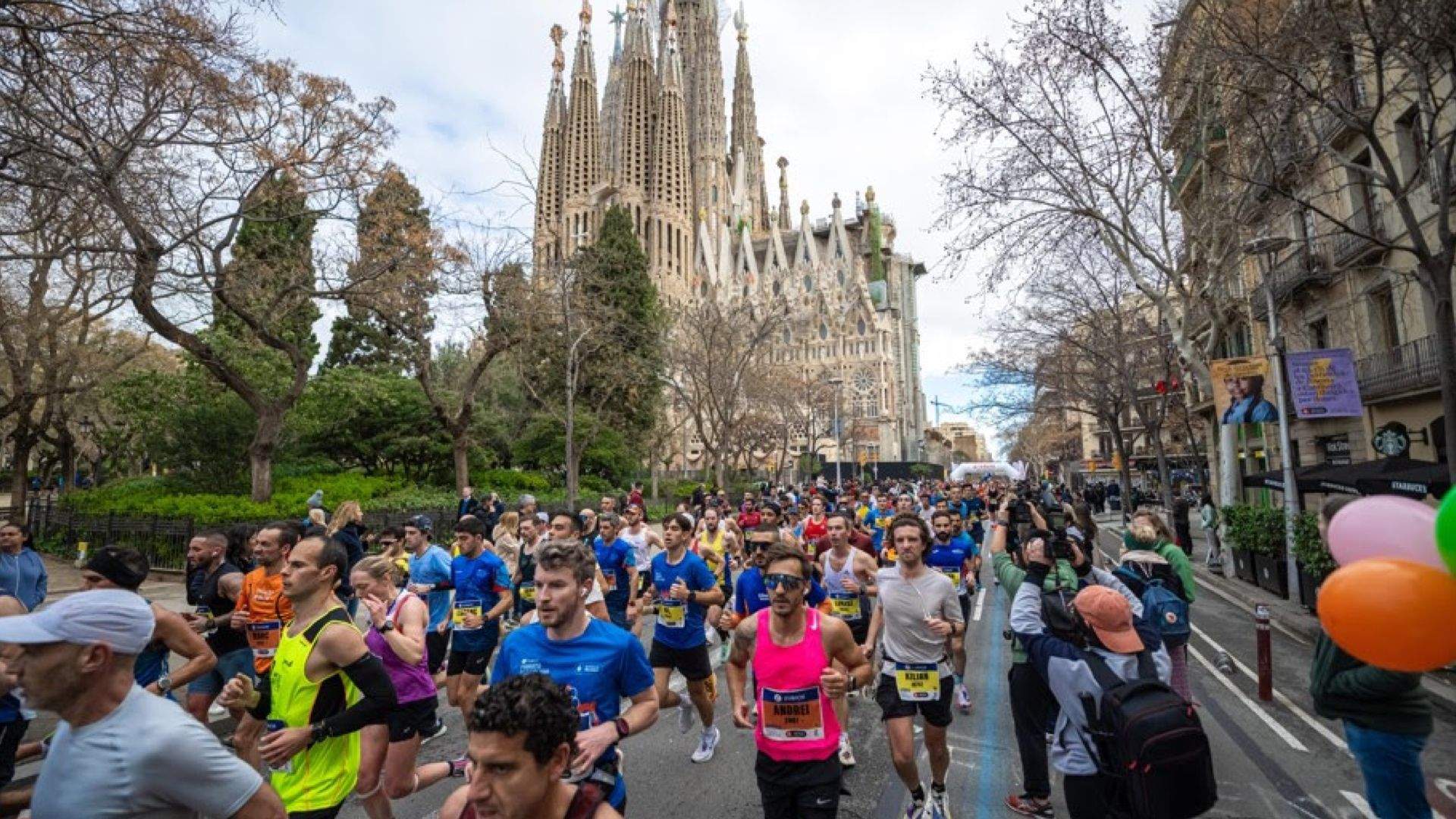 Una imagen del Zurich Maratón de Barcelona a su paso por la Sagrada Familia.