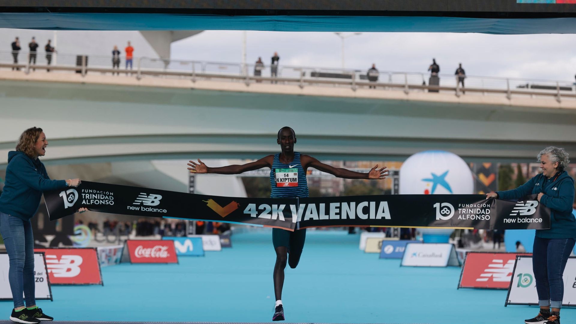 El Maratón Valencia retira el dorsal 14 en honor al fallecido Kelvin Kiptum. EFE.