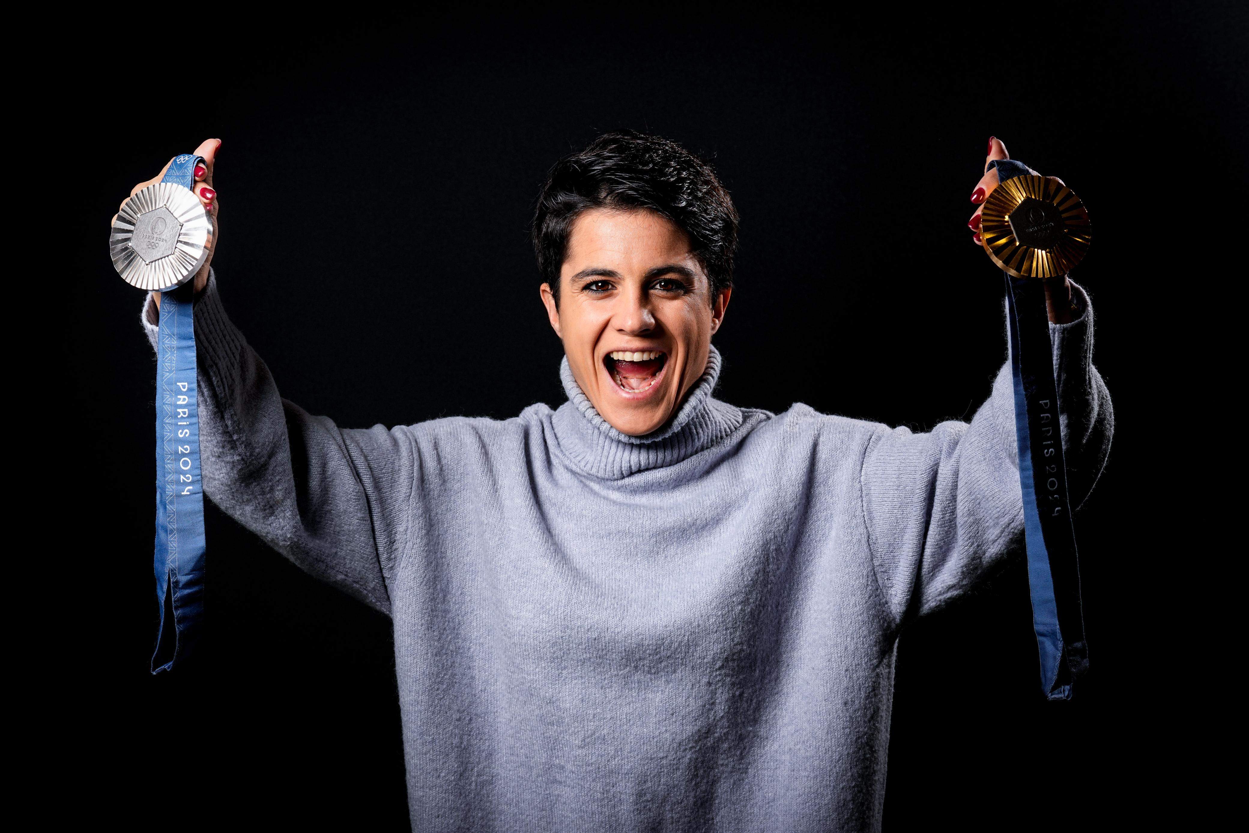María Pérez exhibió sus dos medallas olímpicas en los Desayunos Deportivos de Europa Press. ÓSCAR J. BARROSO / EUROPA PRESS