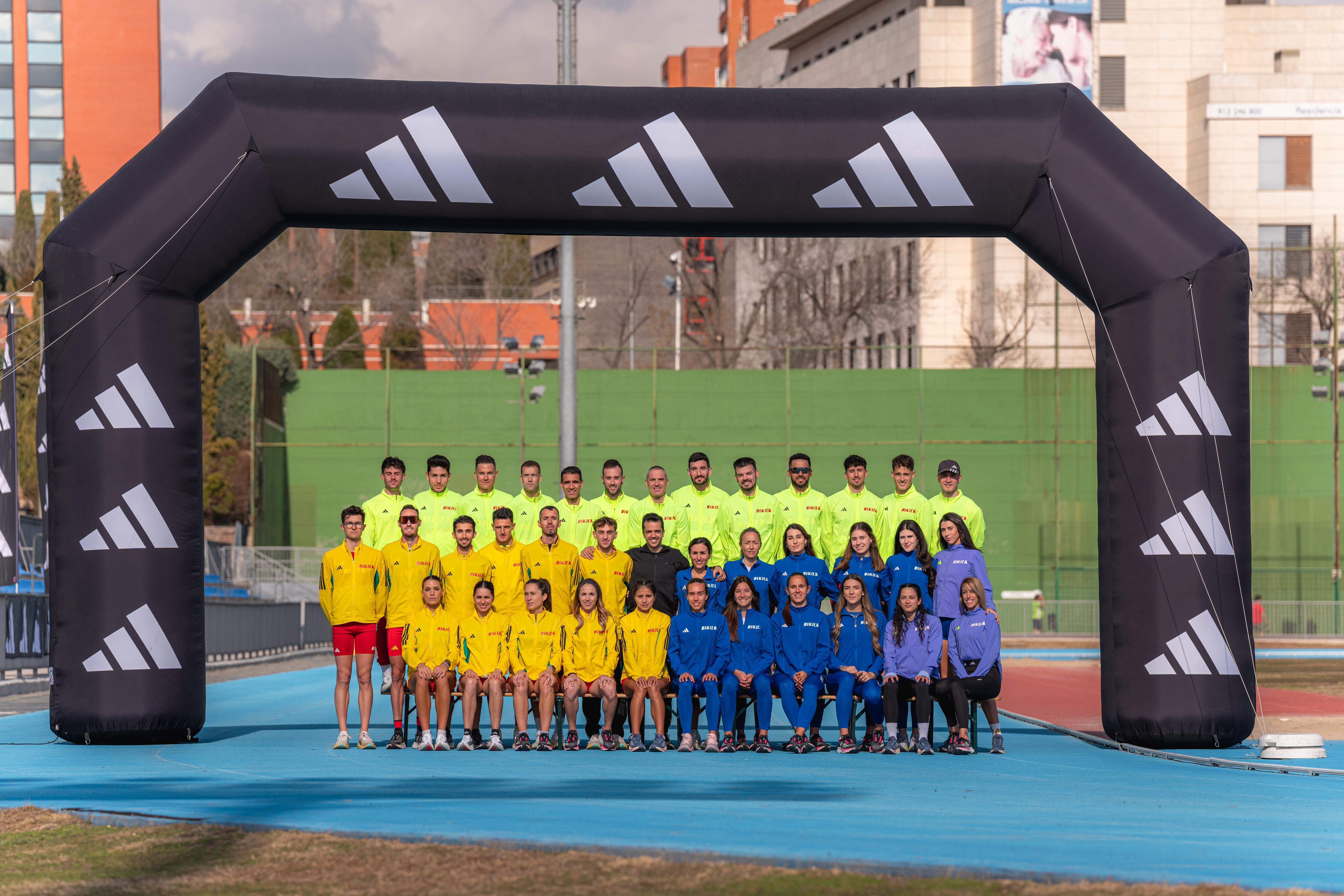 El Club Bikila al completo posando en su foto oficial de la temporada 2025. VSMPHOTOEVENTS