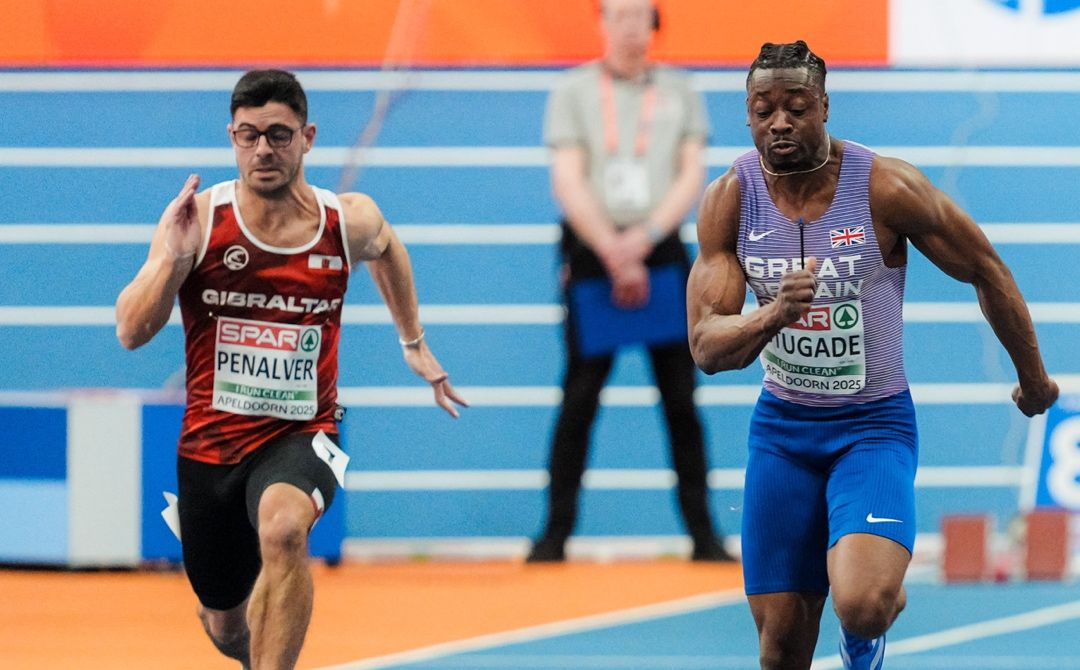 A la izquierda, el velocista gibraltareño Sean Peñalver durante los 60 metros del Europeo de Apeldoorn 2025. Foto: SPORTMEDIA.
