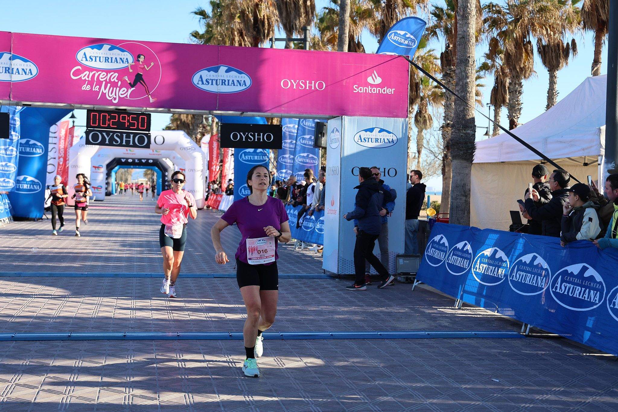 Las mejores fotos de la Carrera de la Mujer Central Lechera Asturiana de Valencia 2025. 291