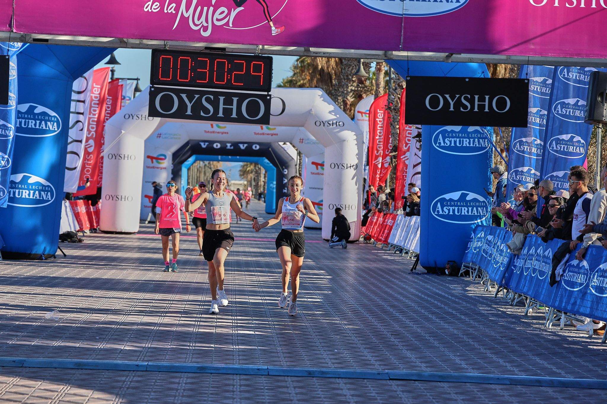 Las mejores fotos de la Carrera de la Mujer Central Lechera Asturiana de Valencia 2025. 304