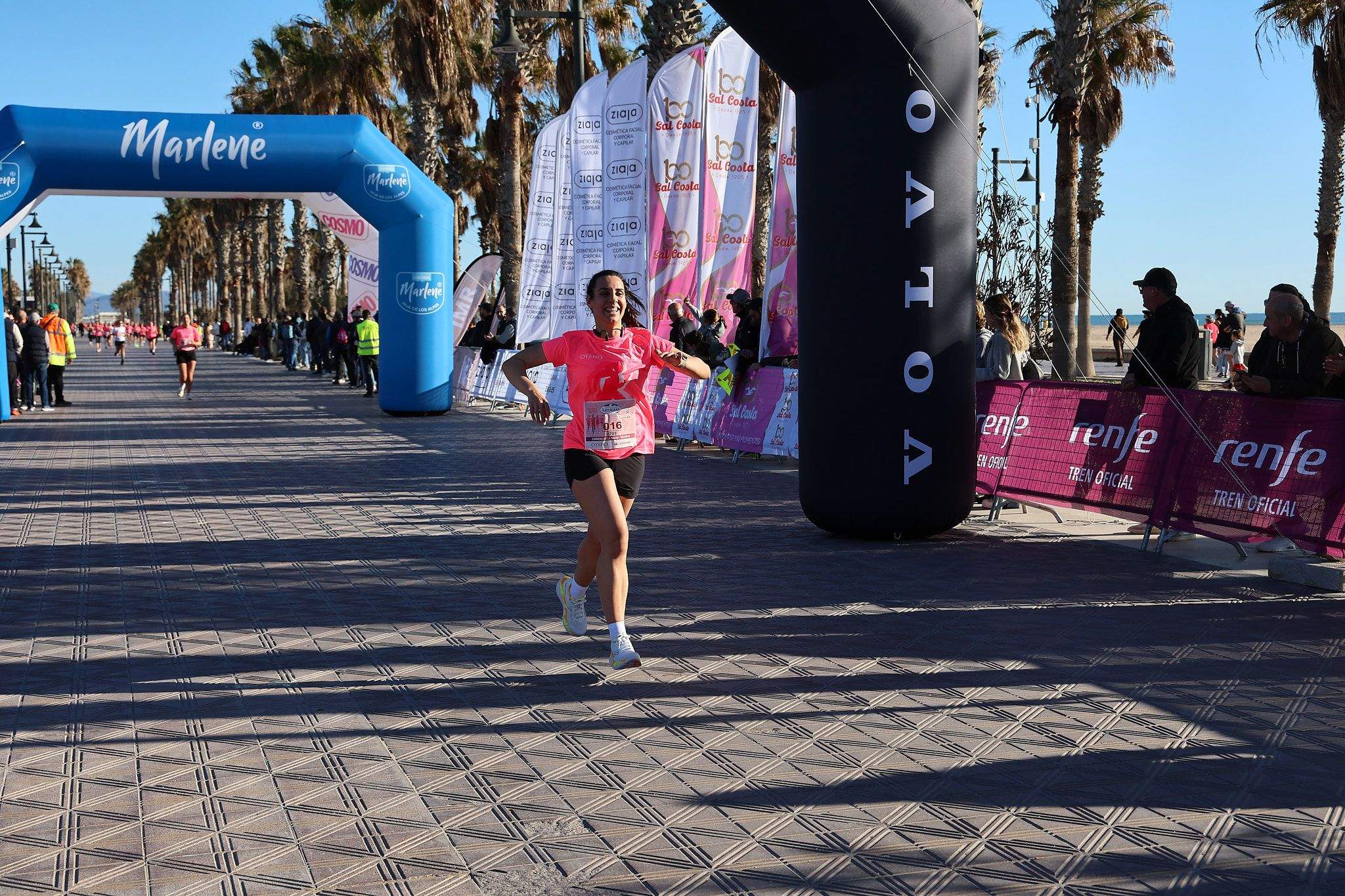Las mejores fotos de la Carrera de la Mujer Central Lechera Asturiana de Valencia 2025. 367