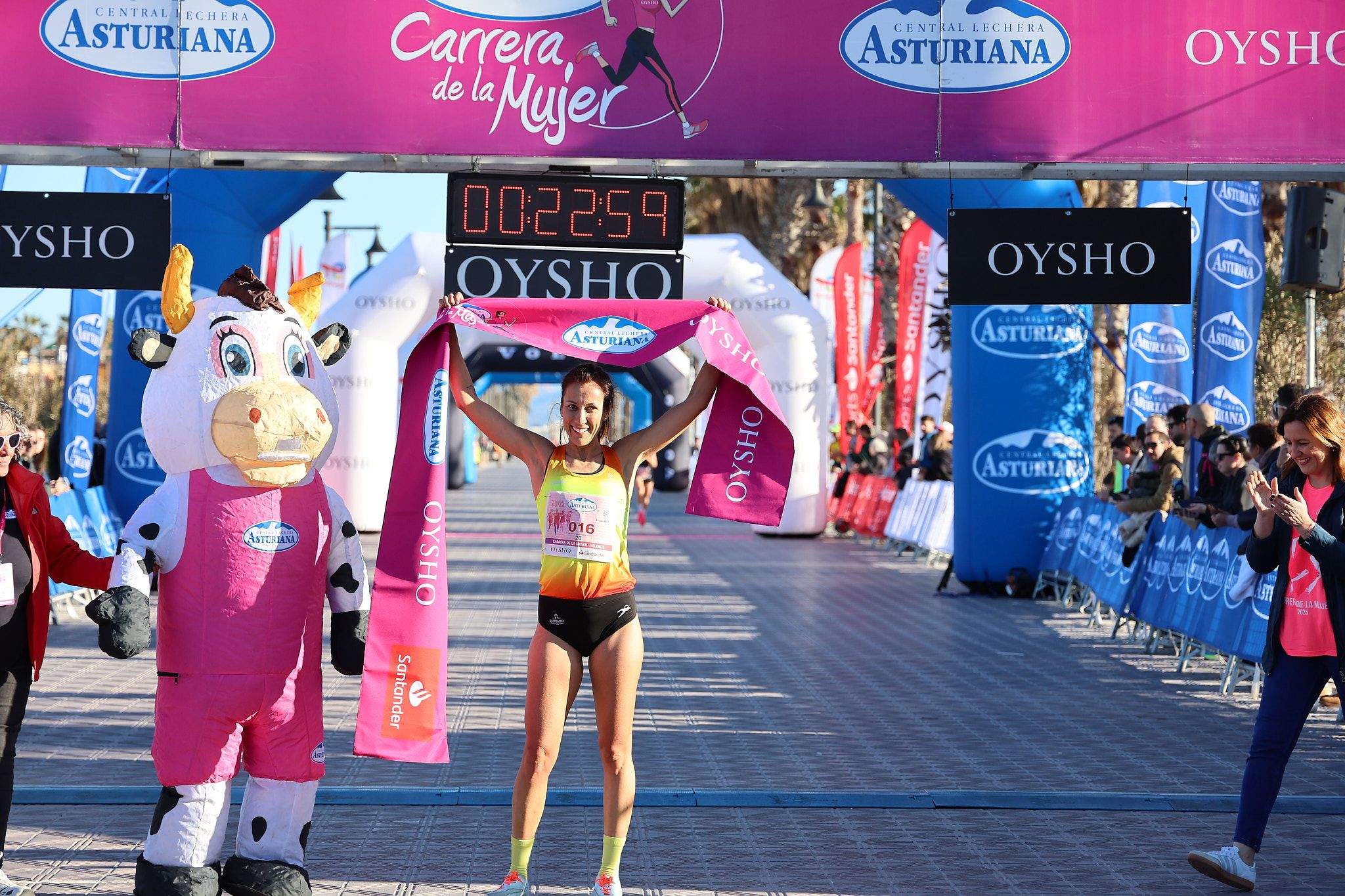 Las mejores fotos de la Carrera de la Mujer Central Lechera Asturiana de Valencia 2025. 134