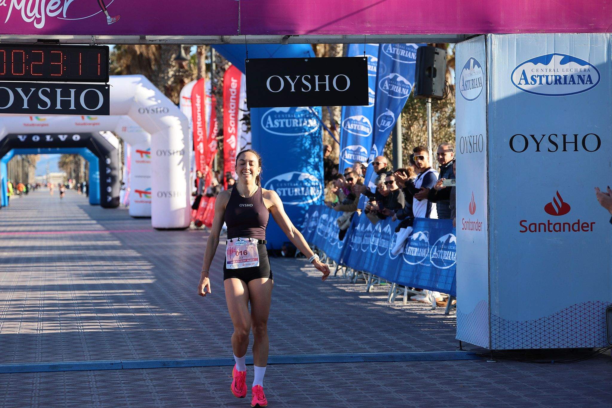 Las mejores fotos de la Carrera de la Mujer Central Lechera Asturiana de Valencia 2025. 148