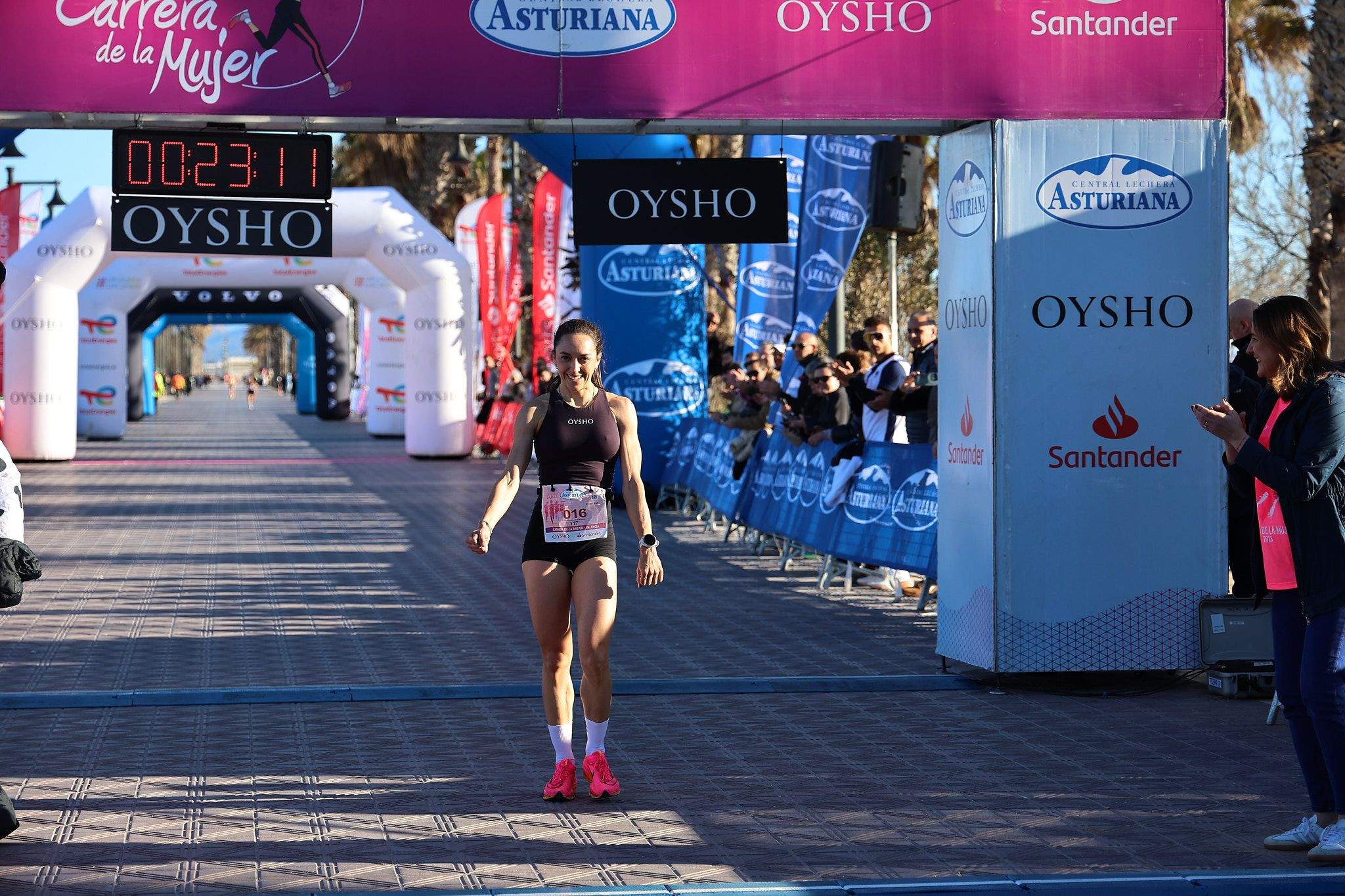 Las mejores fotos de la Carrera de la Mujer Central Lechera Asturiana de Valencia 2025. 149